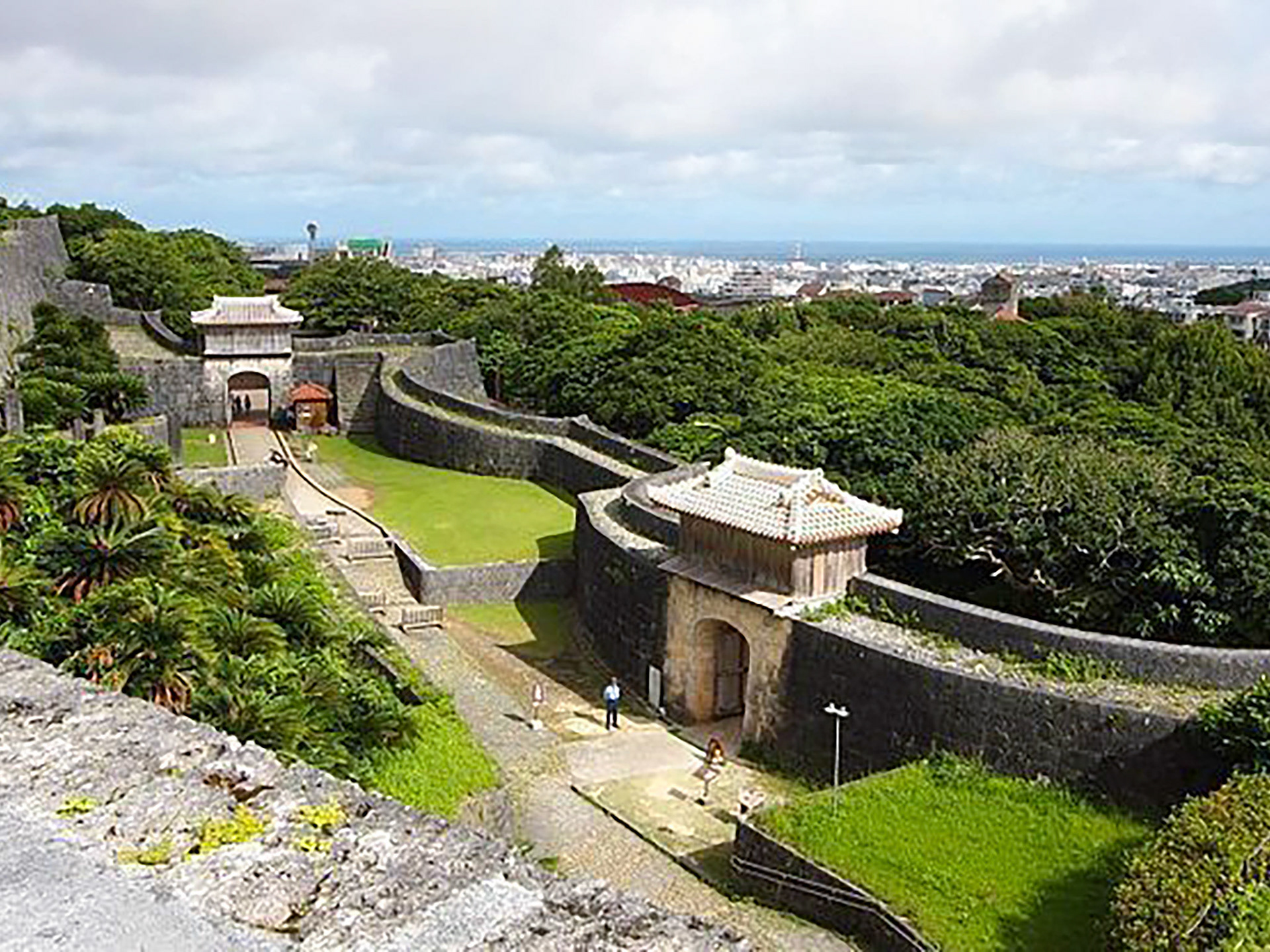 Wall near Kyukeimon, with Kankai-mon in the distance