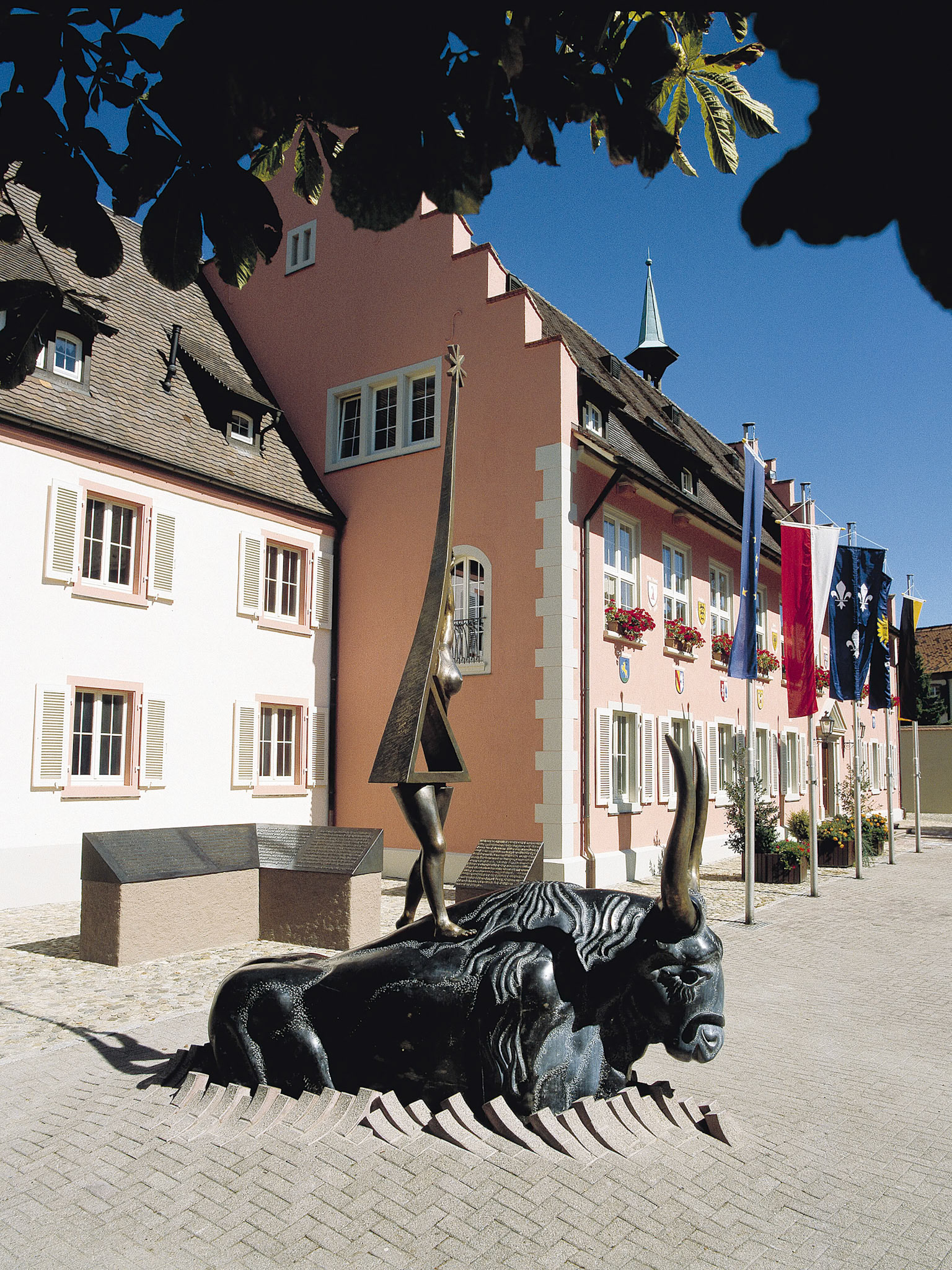 Europe is reaching for the stars (Europa greift nach den Sternen). In Breisach a bull comes out of the Münsterplatz with a princess on his back.