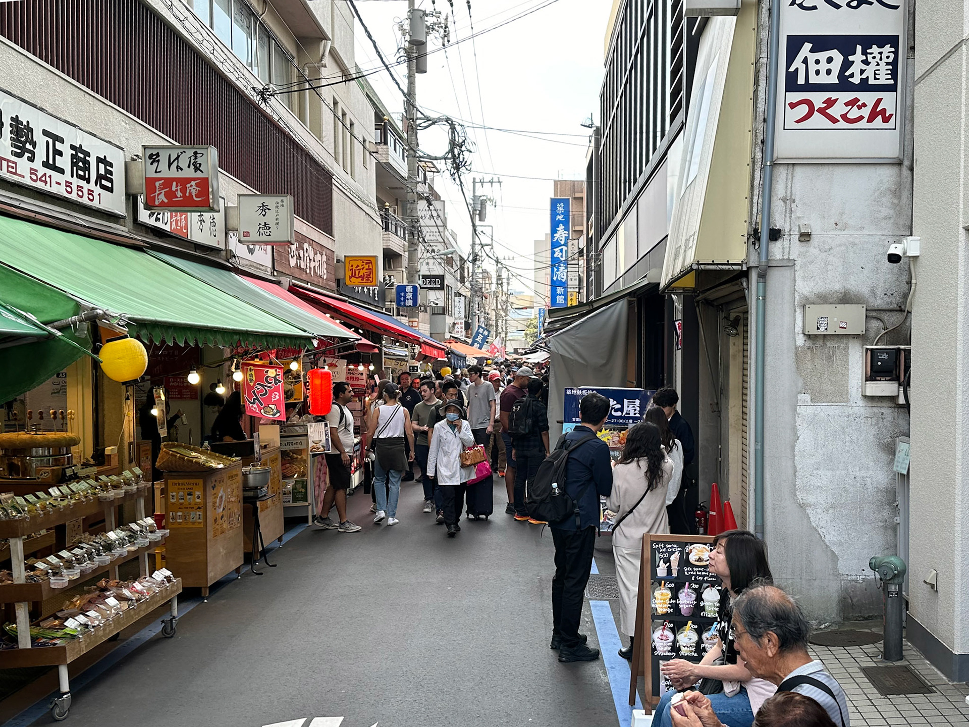 Crowds in the Tsukiji Food market
