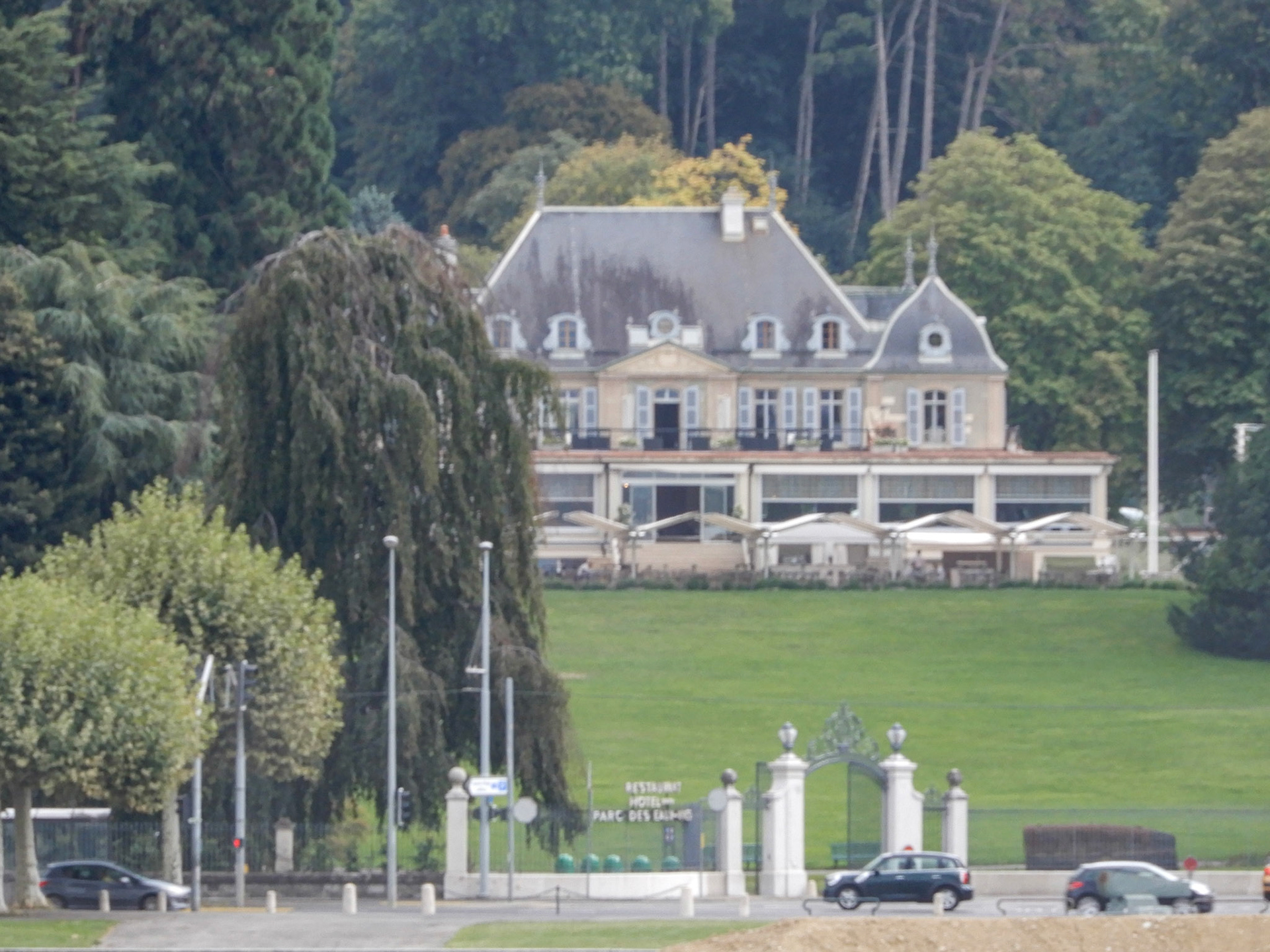 The Parc des Eaux Vives is situated at the Quai Gustave-Ador in Geneva, right next at the Parc La Grange. It is a sloping hillside park topped by a historic mansion dating back to the 18th century, that now serves as a hotel and restaurant.