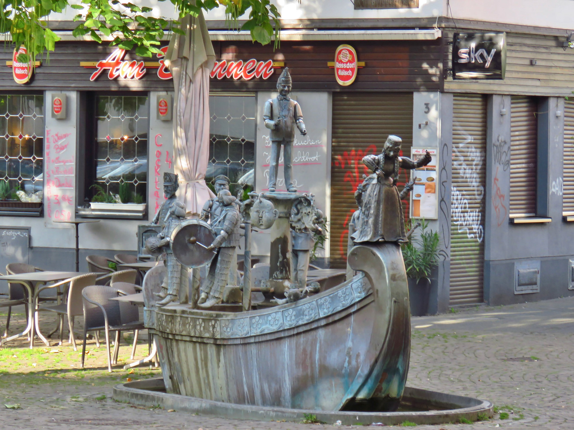 The Foolship Fountain memorializes Karl Berbuer, a German composer, Coronation, and pop singer. His most famous pieces include the Carnival songs Heidewitzka, captain (1936) and the Trizonesia song (1948).