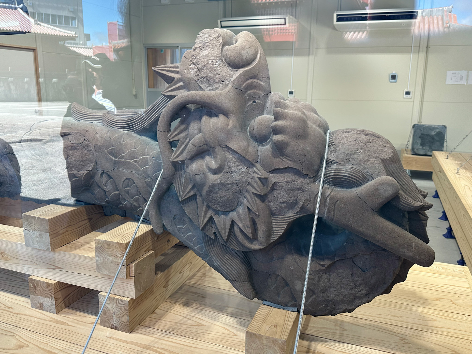Ungyou, the dragon pillar with the closed mouth, being repaired after the fire