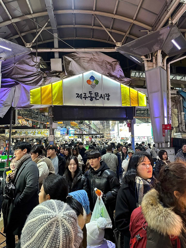 Dongmun Traditional Market - very crowded