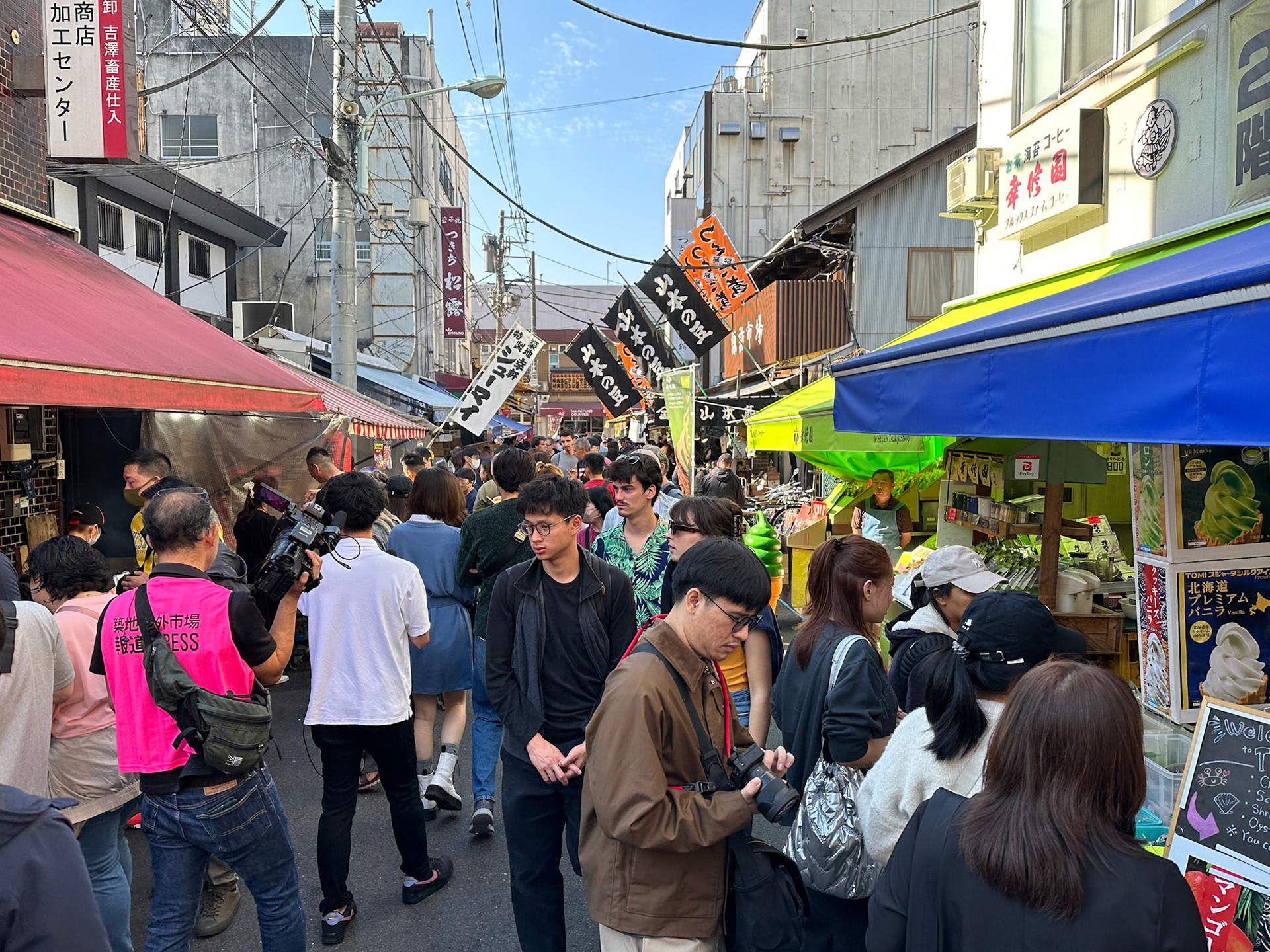 Crowds in the Tsukiji Food market
