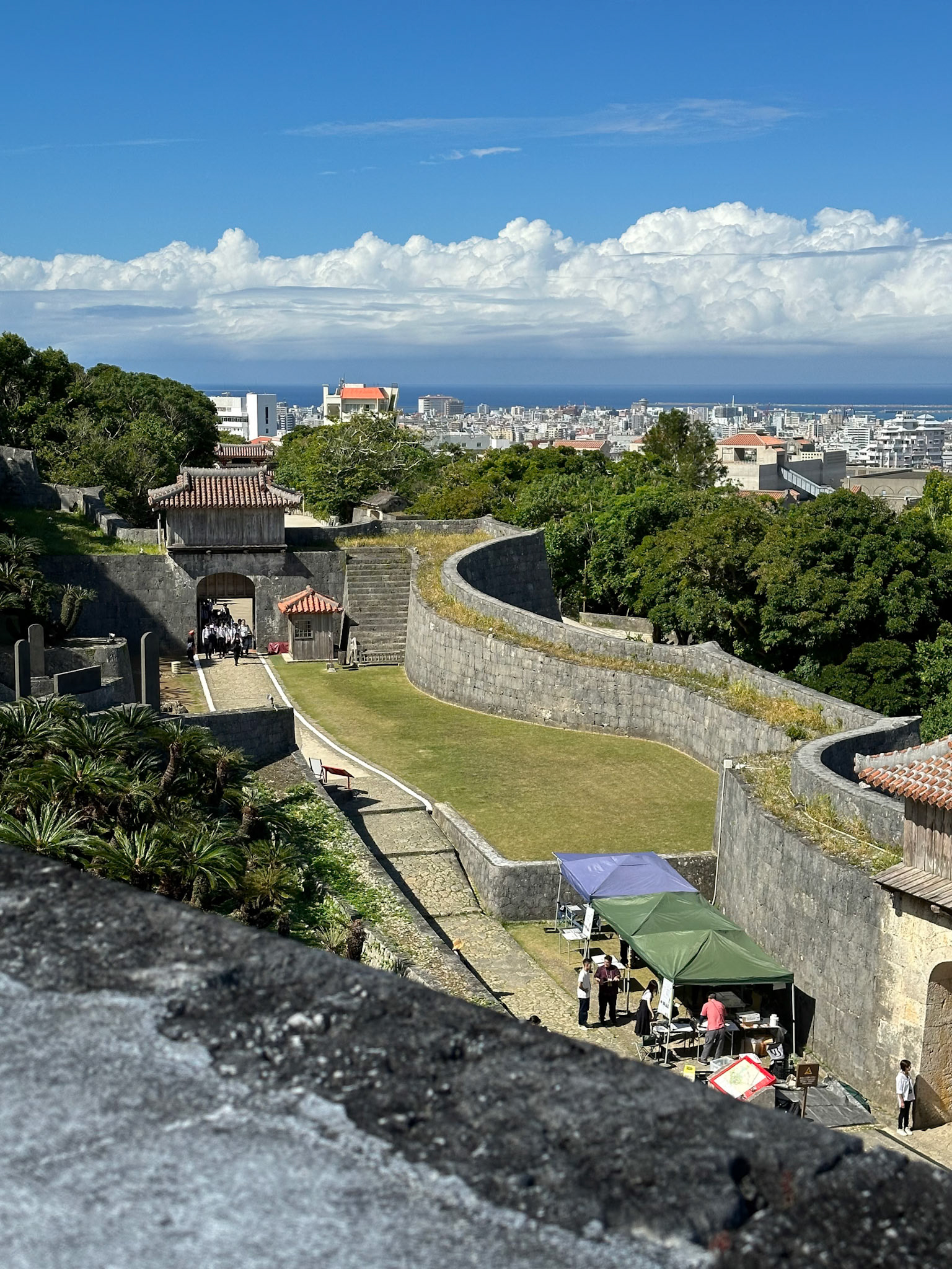 Wall near Kyukeimon, with Kankai-mon in the distance