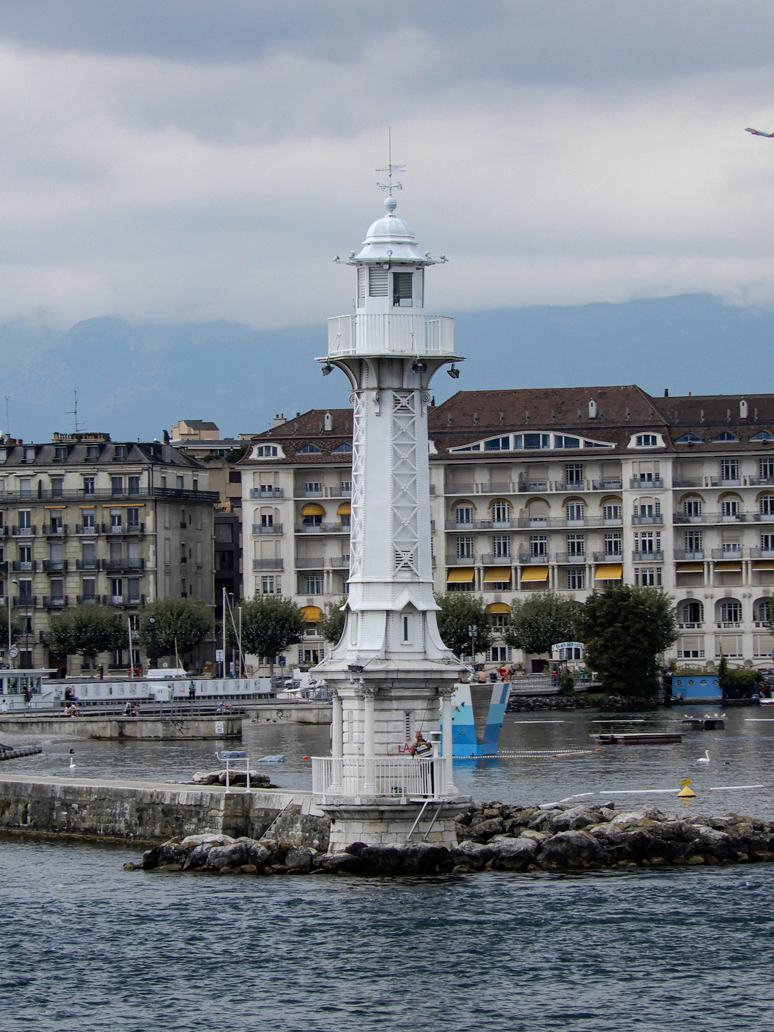 The Pâquis lighthouse is a lighthouse located on Lake Geneva , at the mouth of the harbor of Geneva .