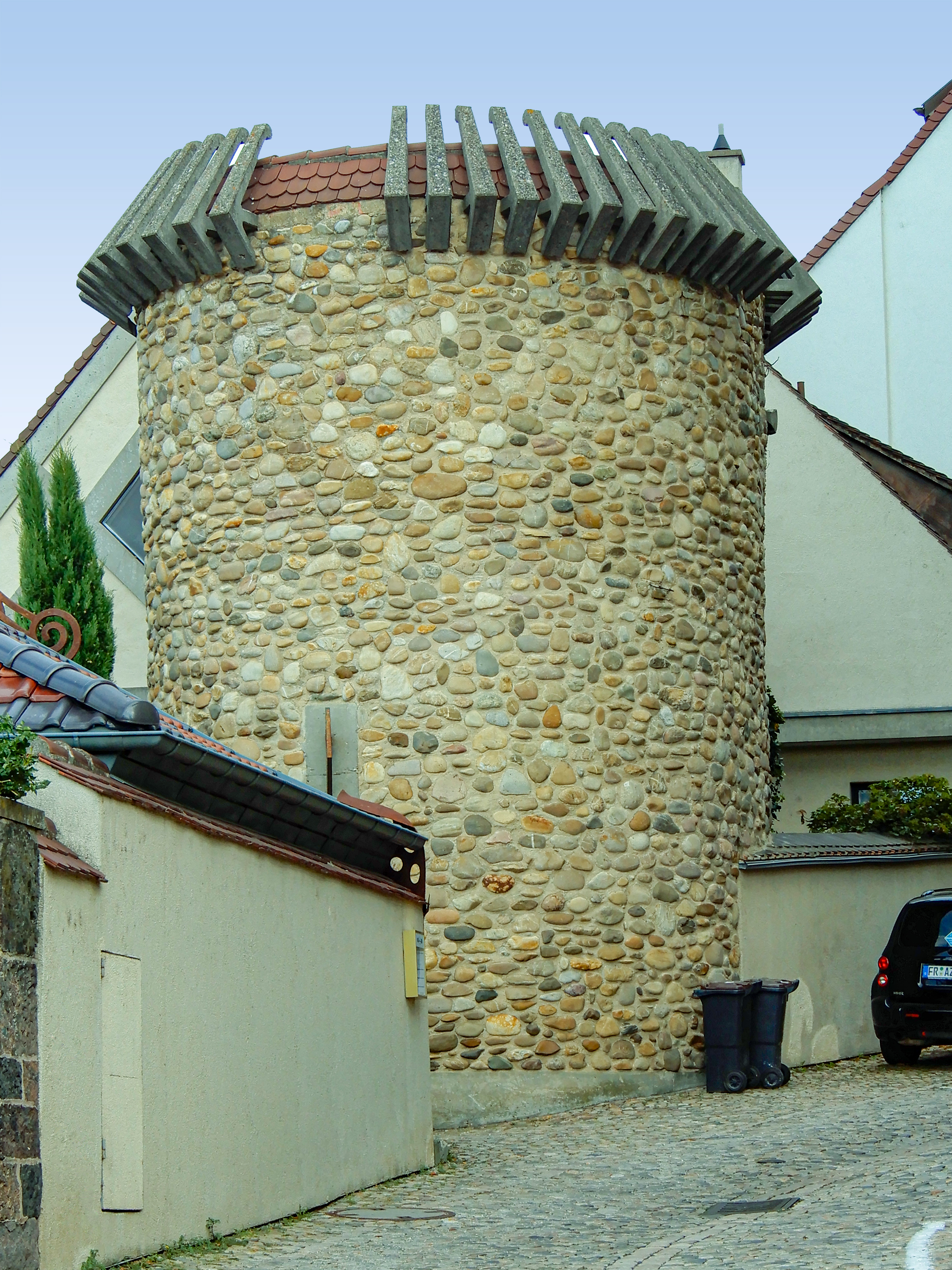 Unknown tower - attached to the Cafe Etoile