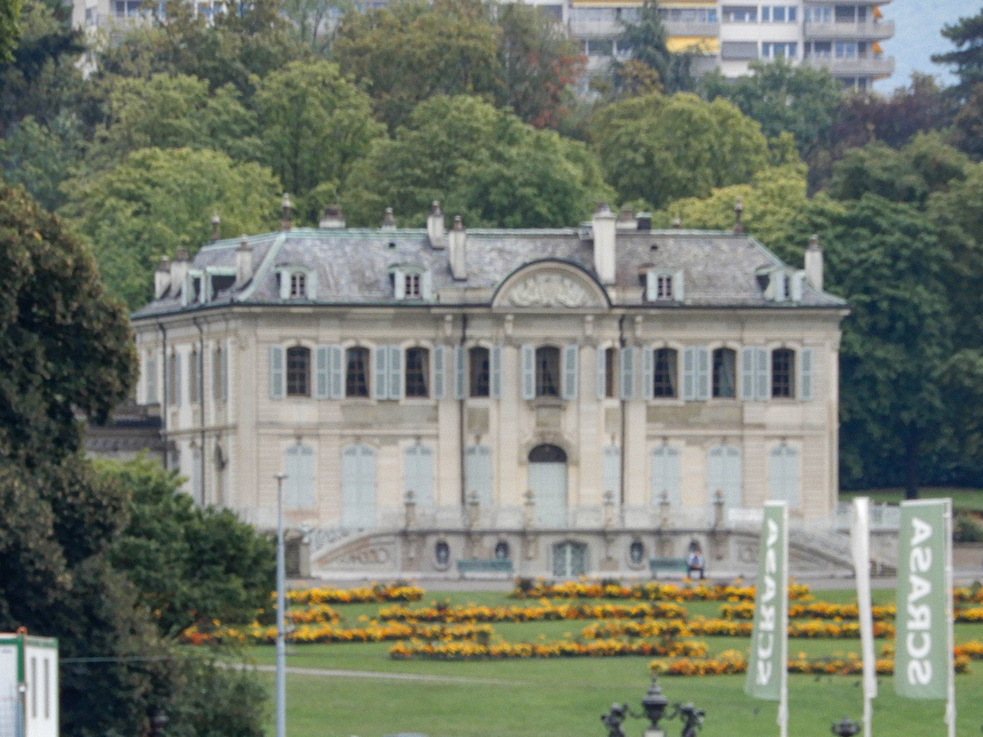 The Parc La Grange hosts very old and tall trees, Geneva's biggest rose garden, orangeries and an 18th-century villa. Also two theaters, a playground as well as a paddling pool for the children are found there.