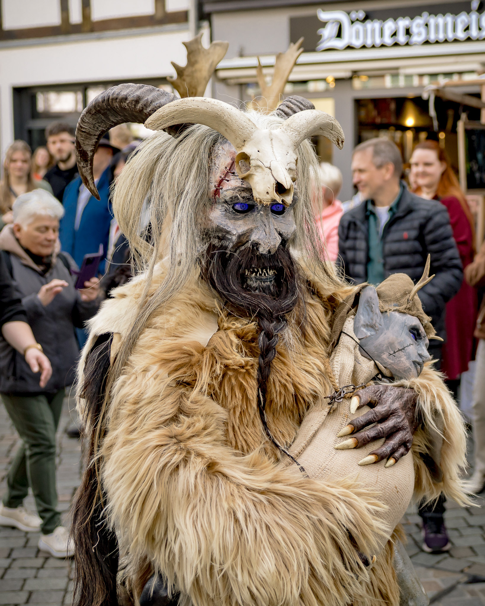Start des Eröffnungsumzugs der Osterstraße - Mystica Hamelon 2026