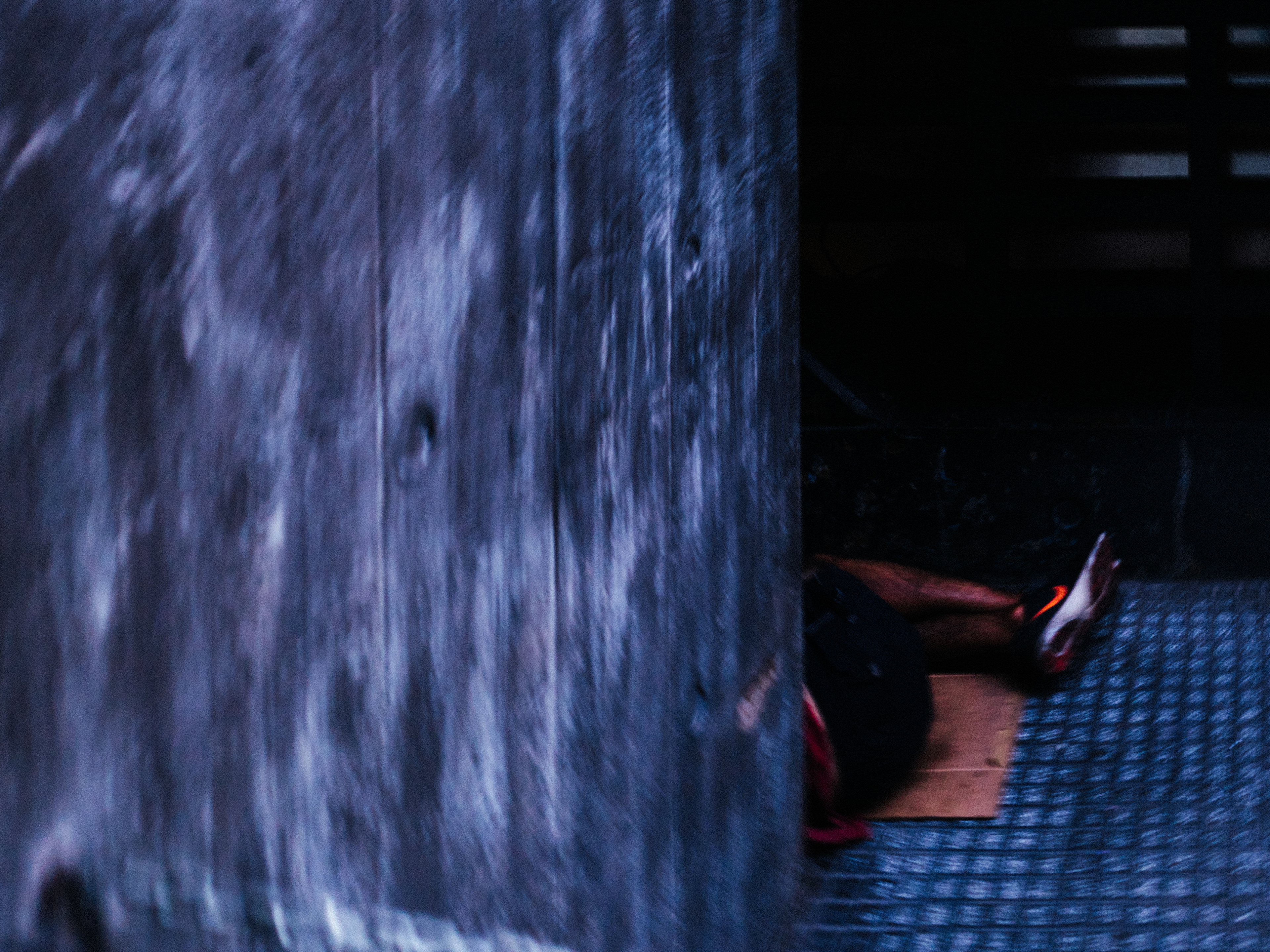 Just Do It Buenos Aires. Febrero 2024 El 17 de enero de 1977, frente a un pelotón de fusilamiento, le preguntaron si tenía algo más para decir y simplemente dijo “let’s do it”. Fueron las últimas palabras de Gary Gilmore, condenado a muerte por haber asesinado a sangre fría dos empleados de una gasolinería. Diez años después, el publicista Dan Wieden era contratado por Nike para crear un slogan, según él mismo contó en una entrevista: “recordé 