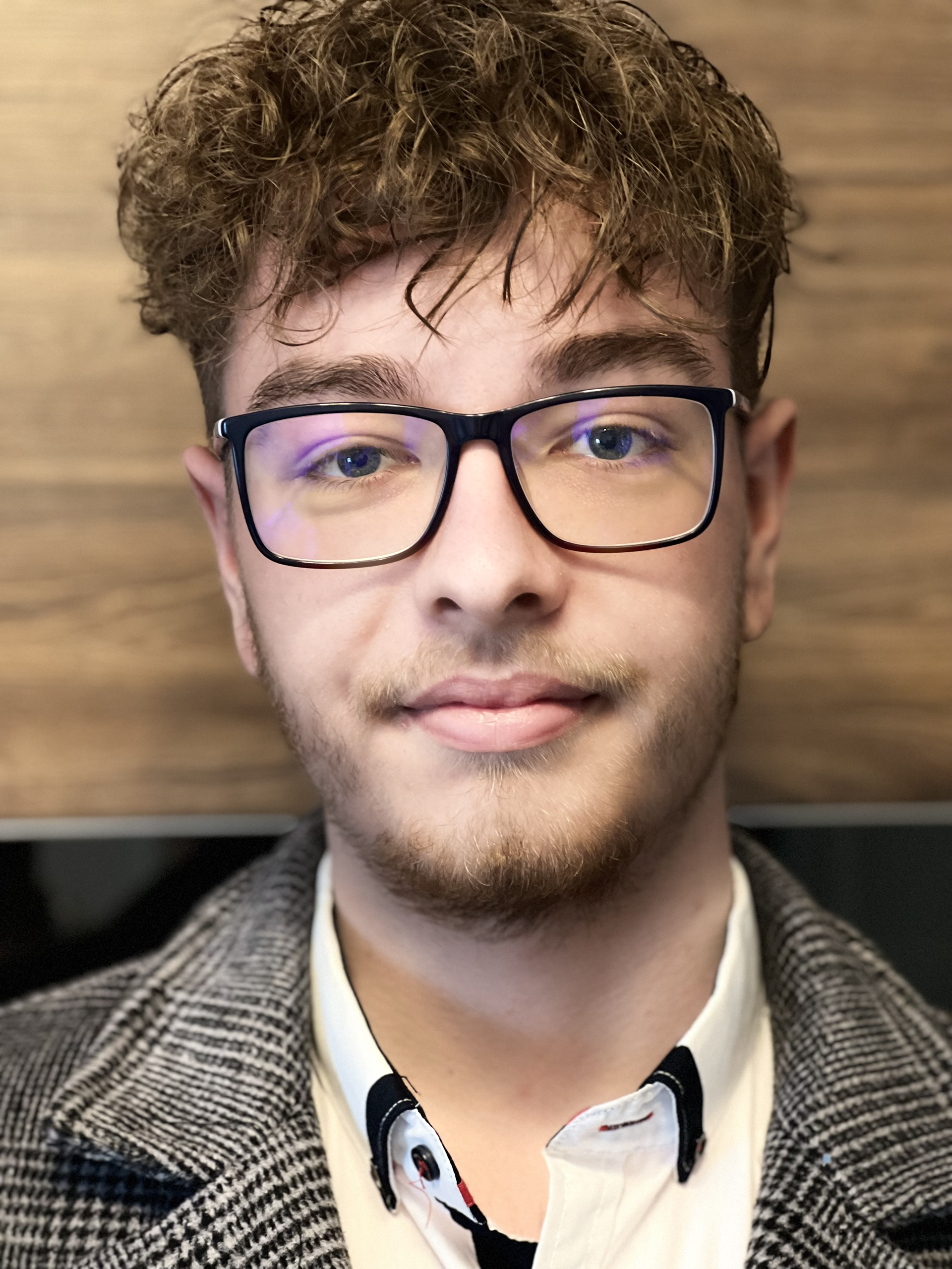 ⚫Edgard - the lead 2D/3D Animator, Social Media Manager, MOGRT creator.