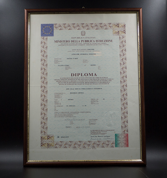 Diploma in Arte della Grafica Pubblicitaria e Fotografia conseguito c/o l'Istituto D'Arte F.Figari (SS) nel 2000