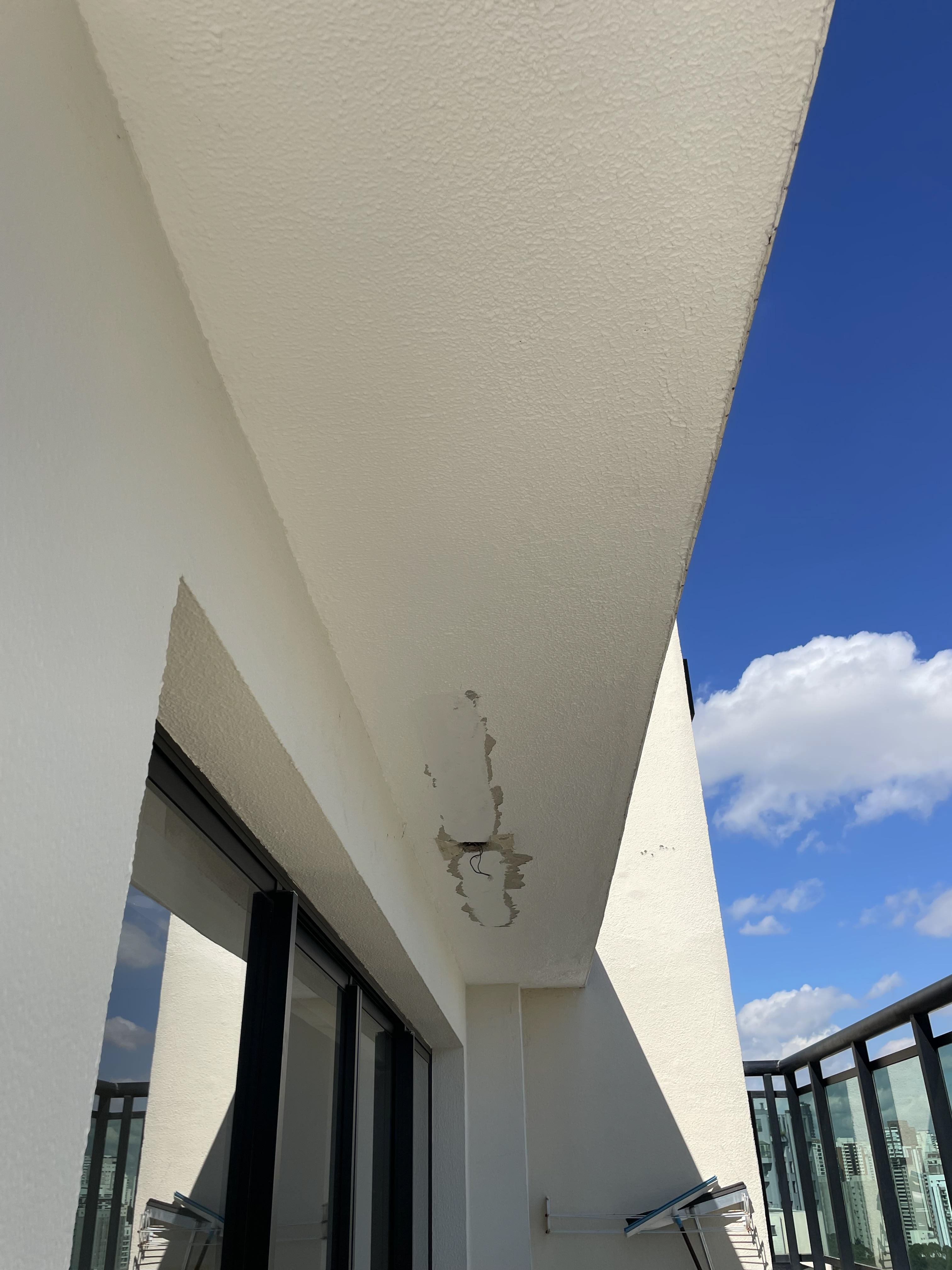 Pontos onde foi passado massa (o eletricista vai abrir uma passagem para instalar o fio, pois a fixação não funcionou)