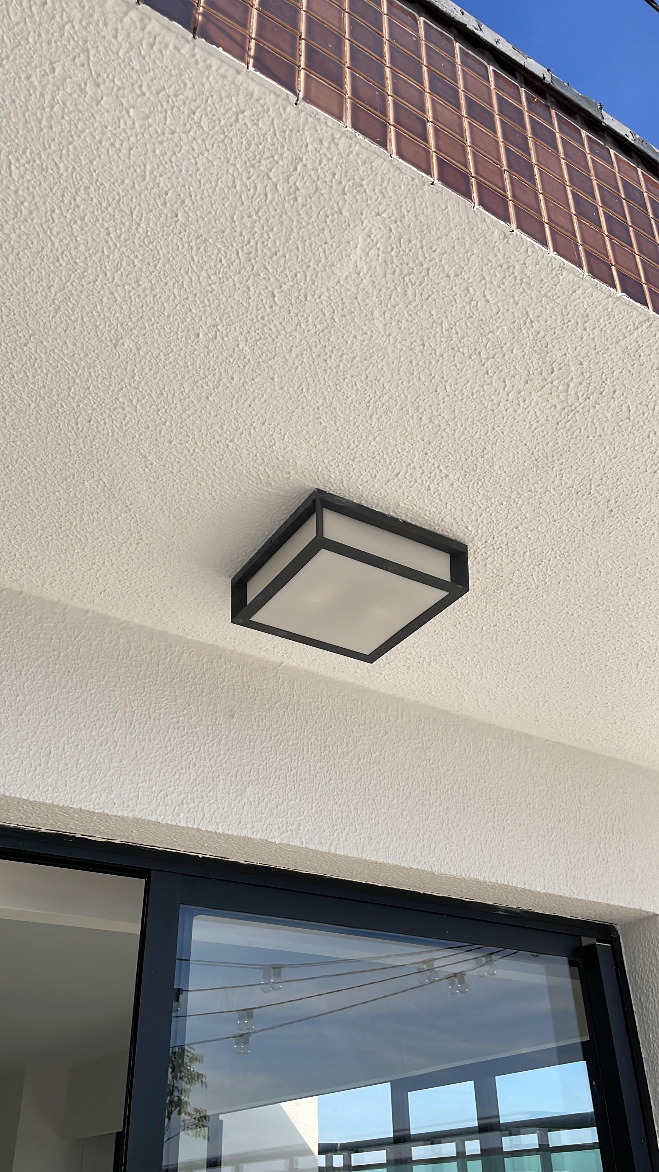 luminária instalada (já está pintada por baixo)