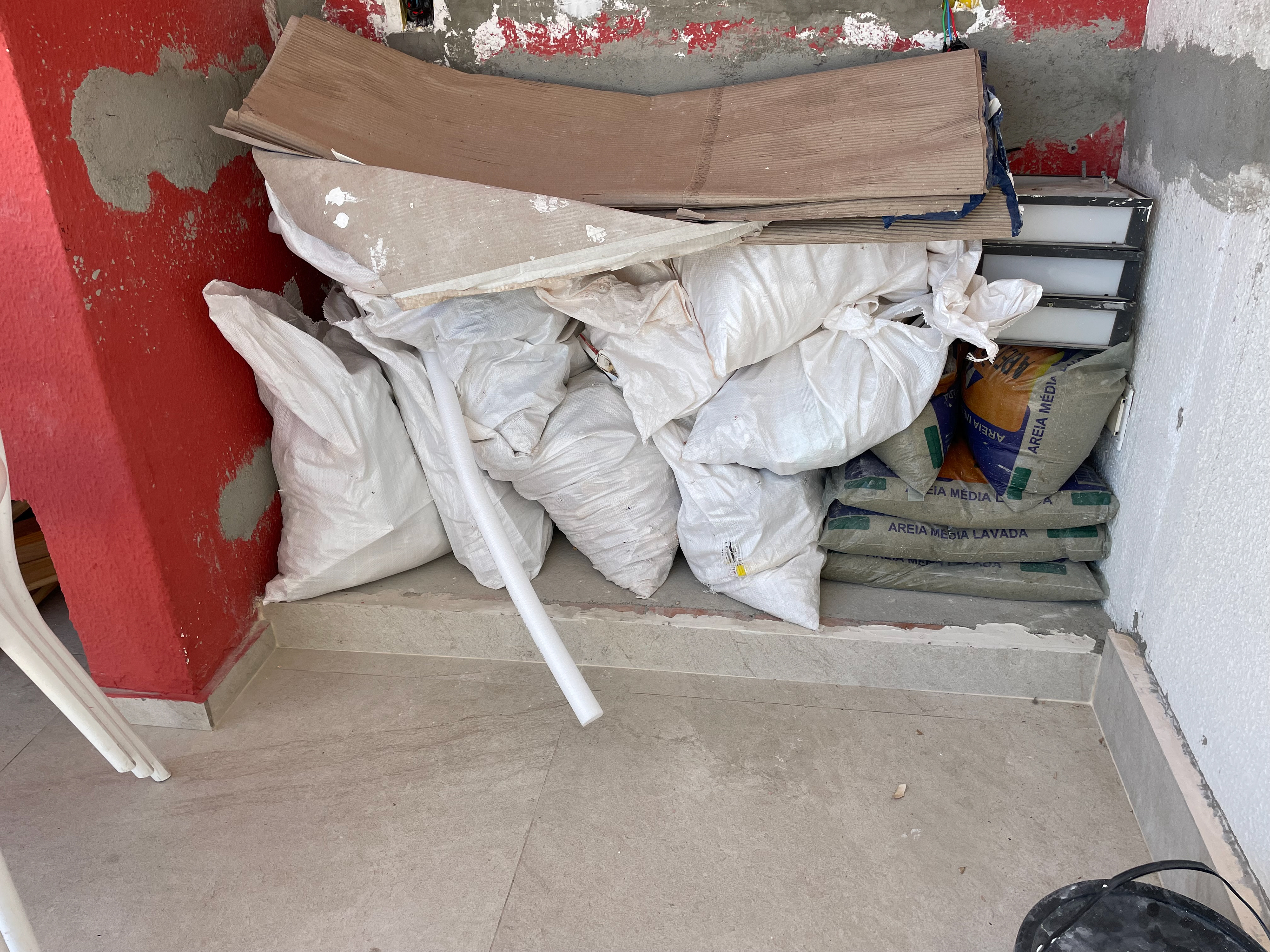 Base de alvenaria instalada com revestimento, conforme solicitado em obra