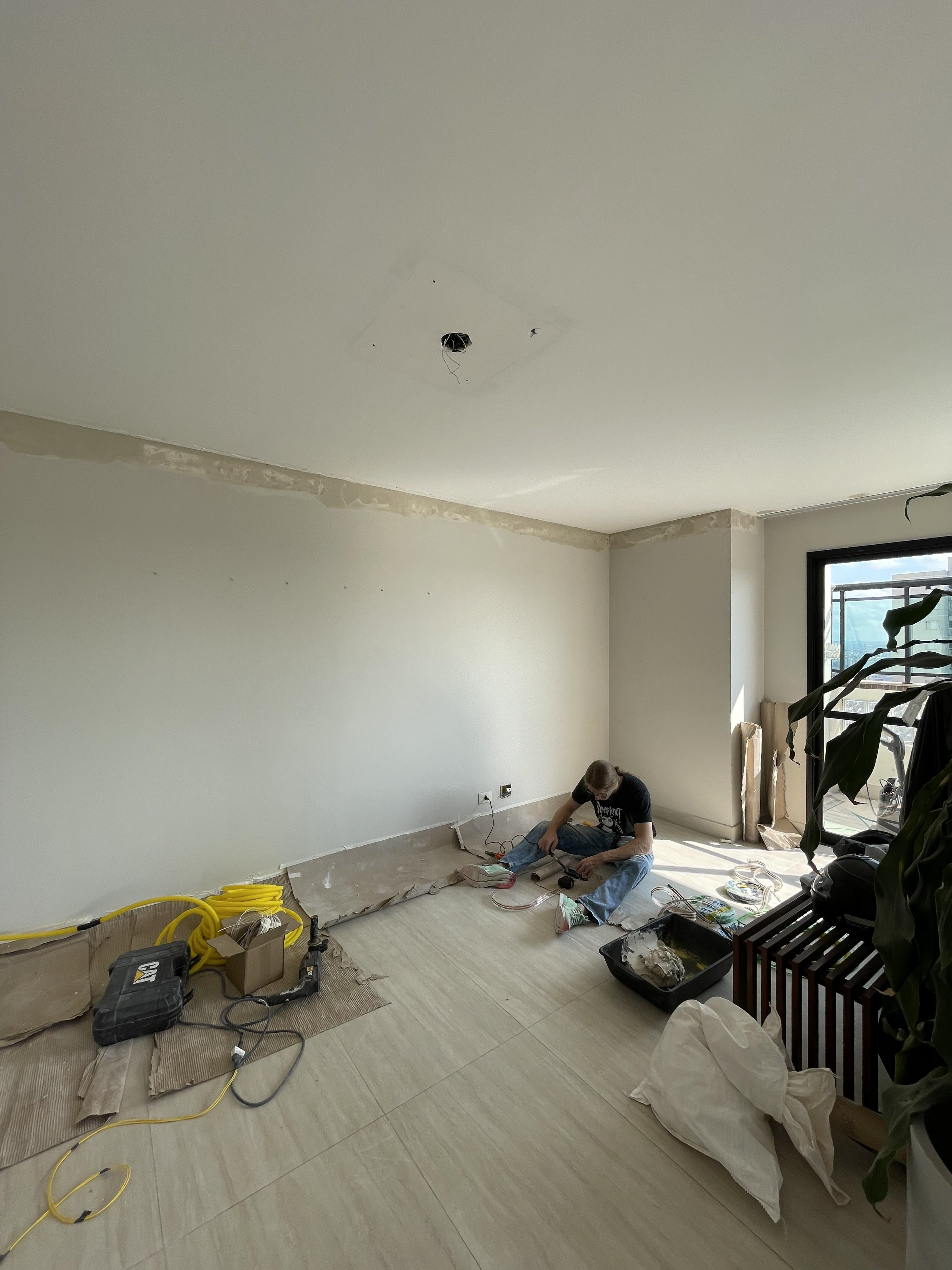 ACIII aplicado para regularização das paredes onde havia a moldura