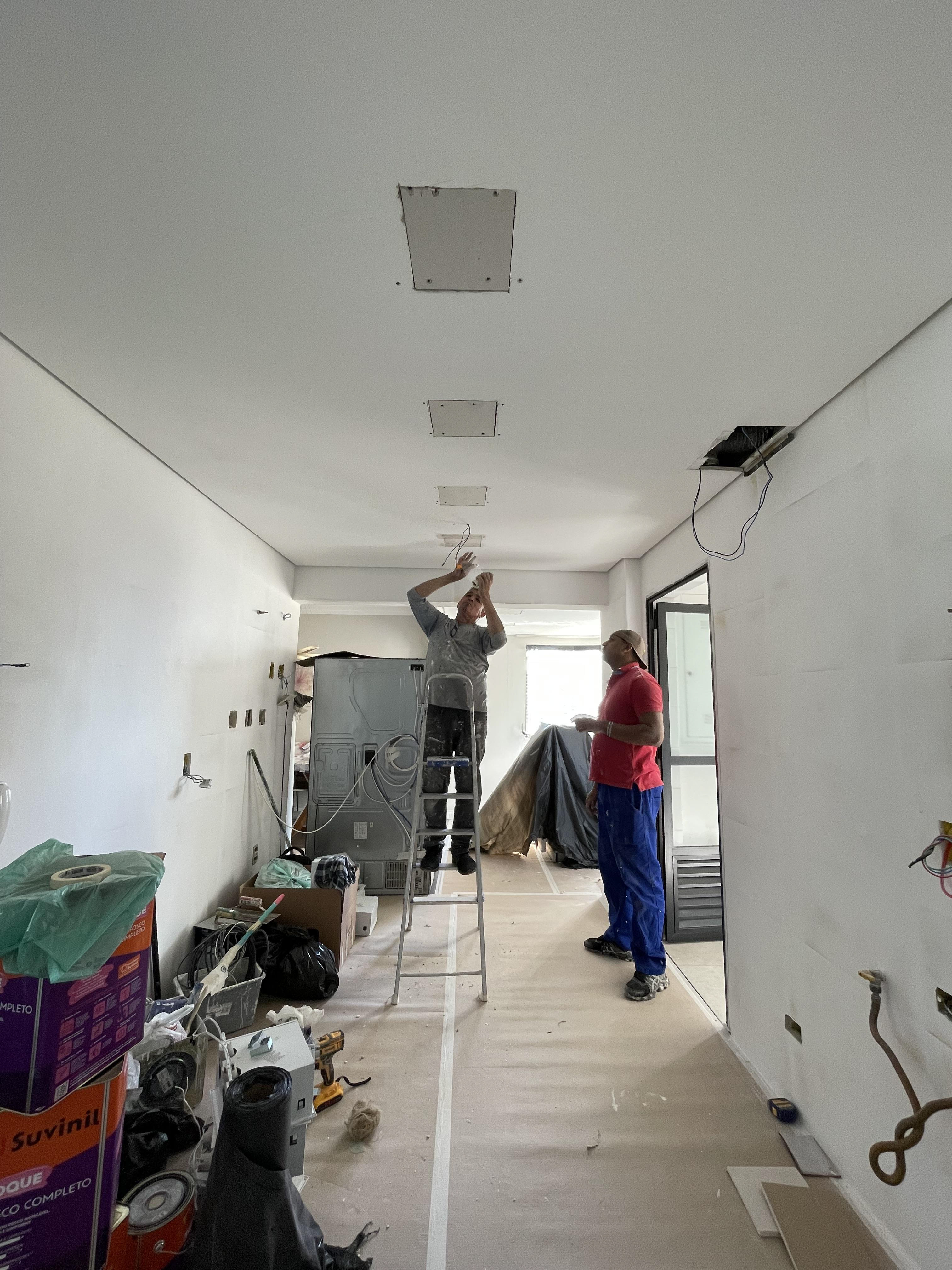 Pontos de iluminação antigos fechados na cozinha / ponto da nova iluminação já passado