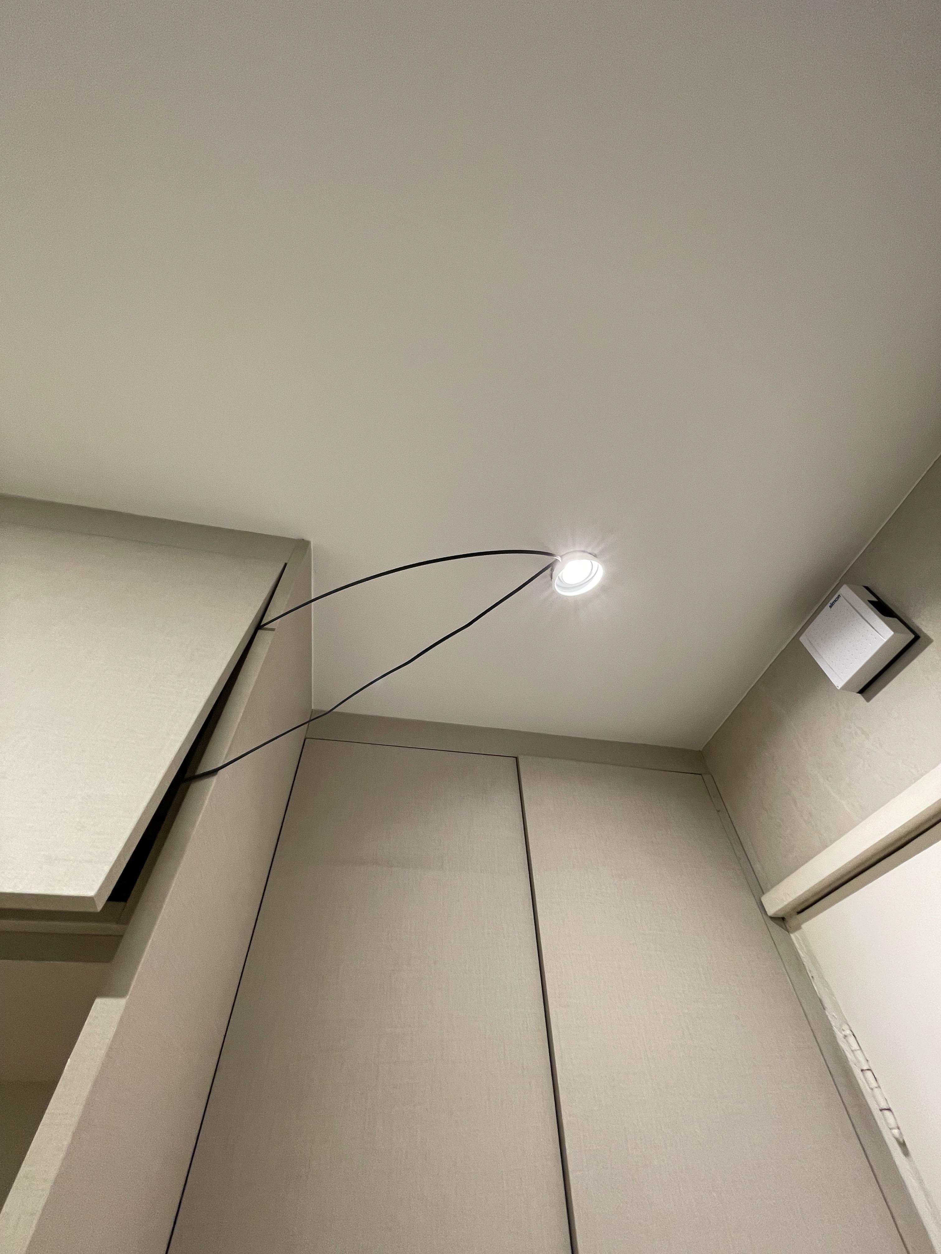 Ponto de acesso à fibra pelo spot da porta de serviço do apartamento.