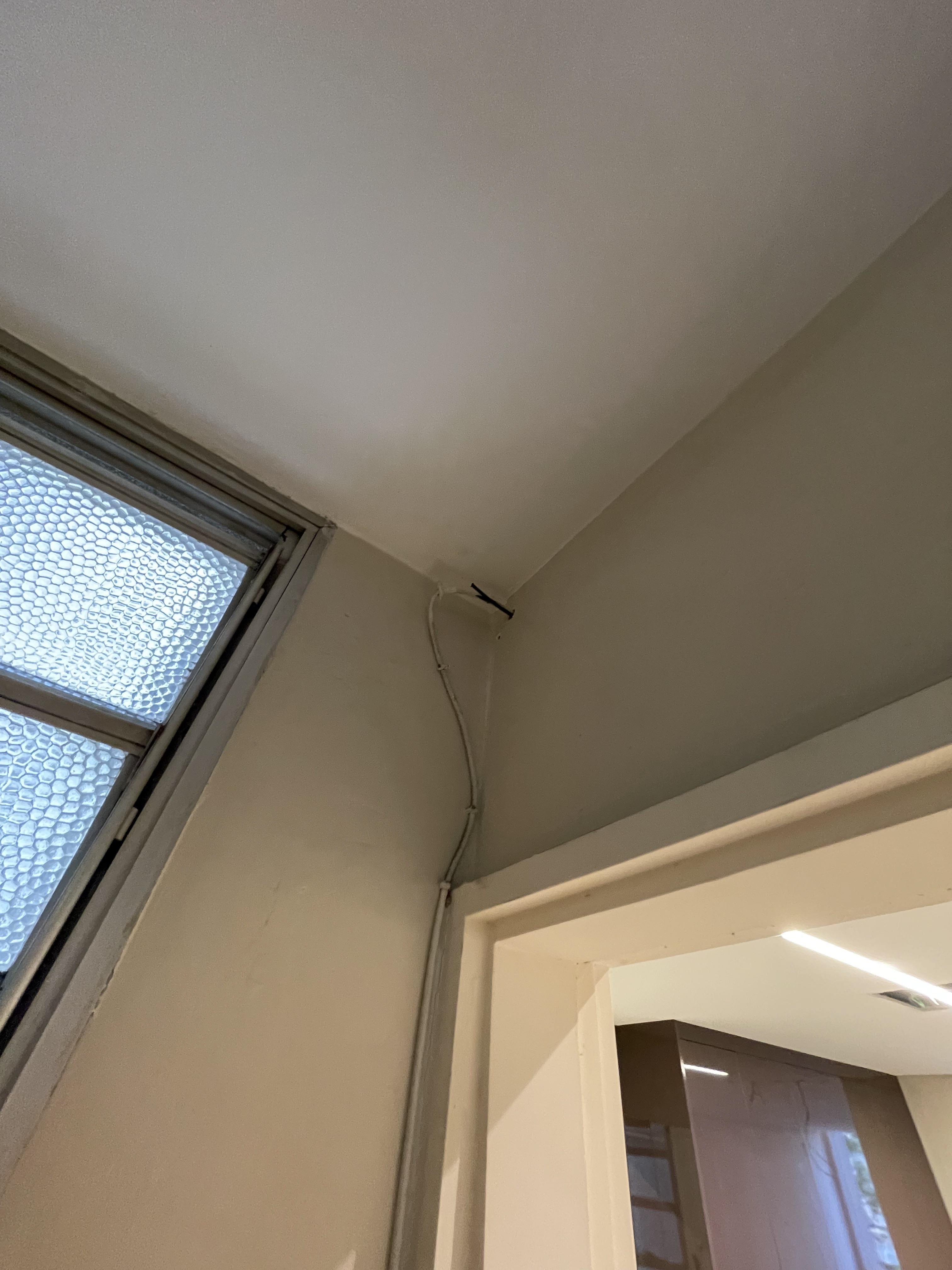 Ponto de acesso à fibra do lado de fora, onde já existia a saída do ponto dos antigos donos