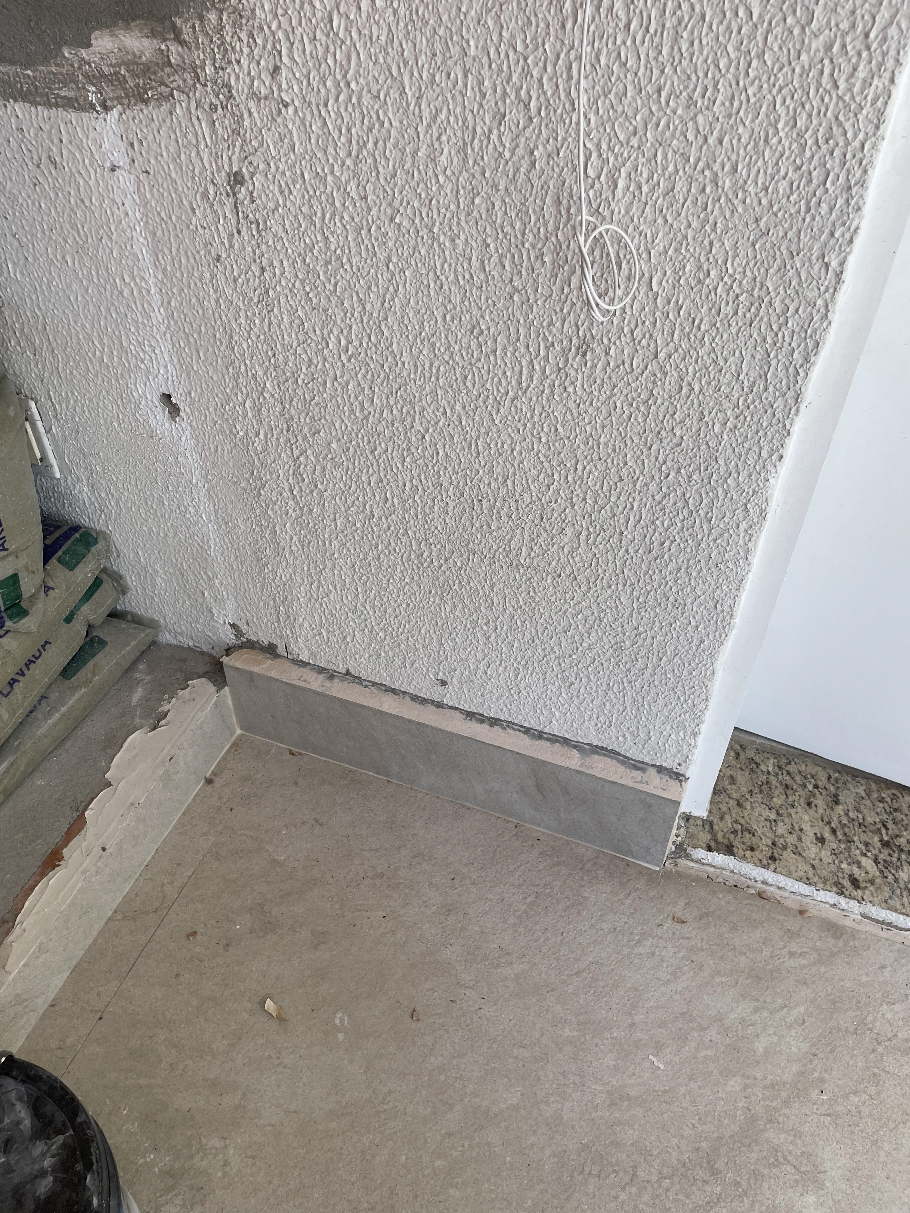 Novo rodapé, com as medidas seguindo o padrão existente, conforme alinhado em obra