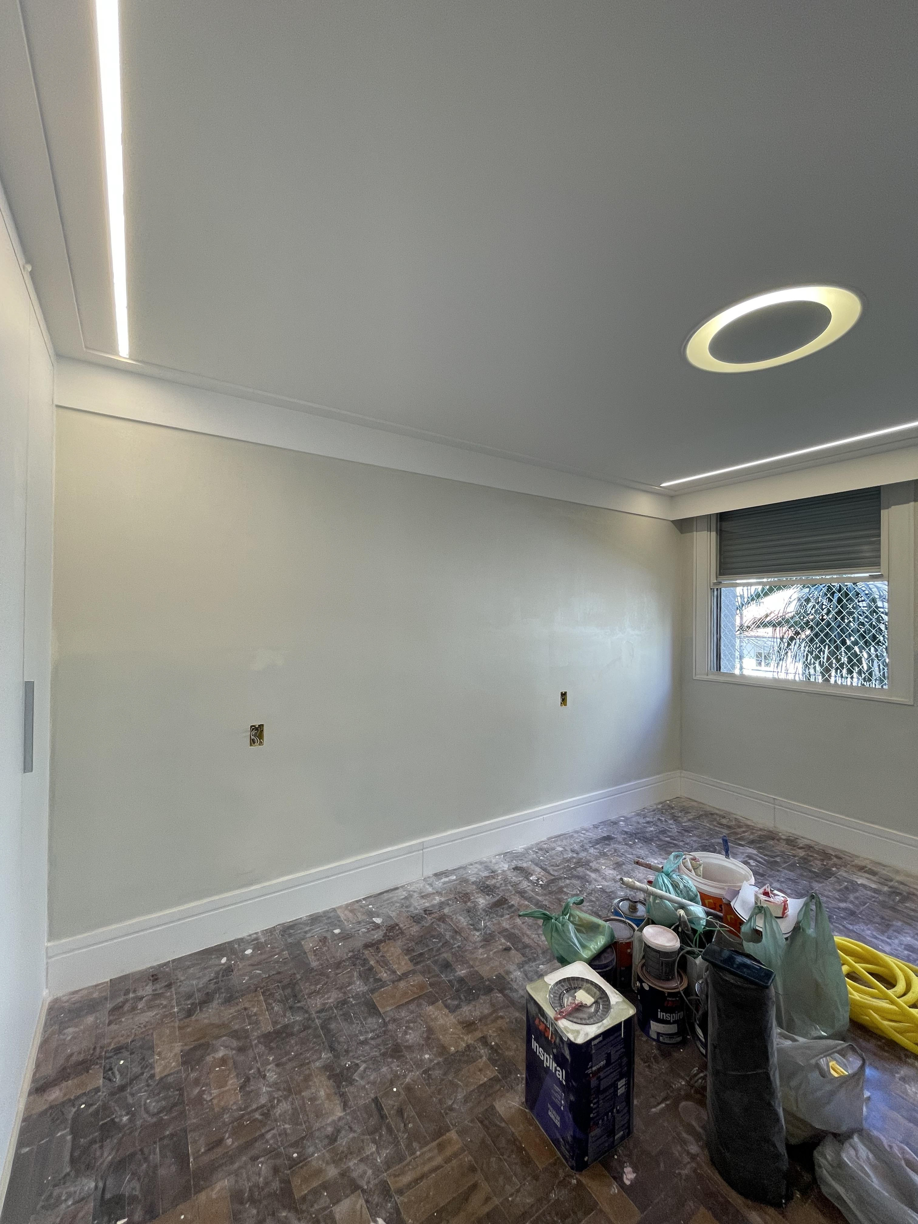 teto e paredes com fundo aplicado para demais demãos