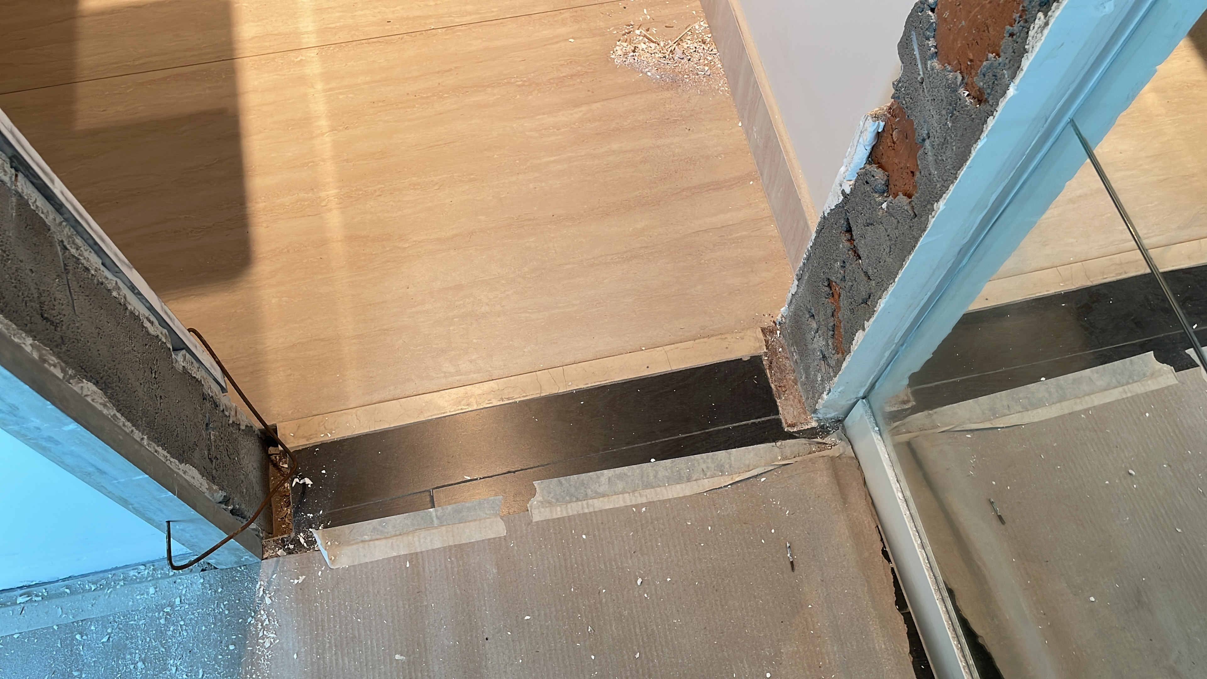 recorte no piso que deverá ser fechado com a marcenaria