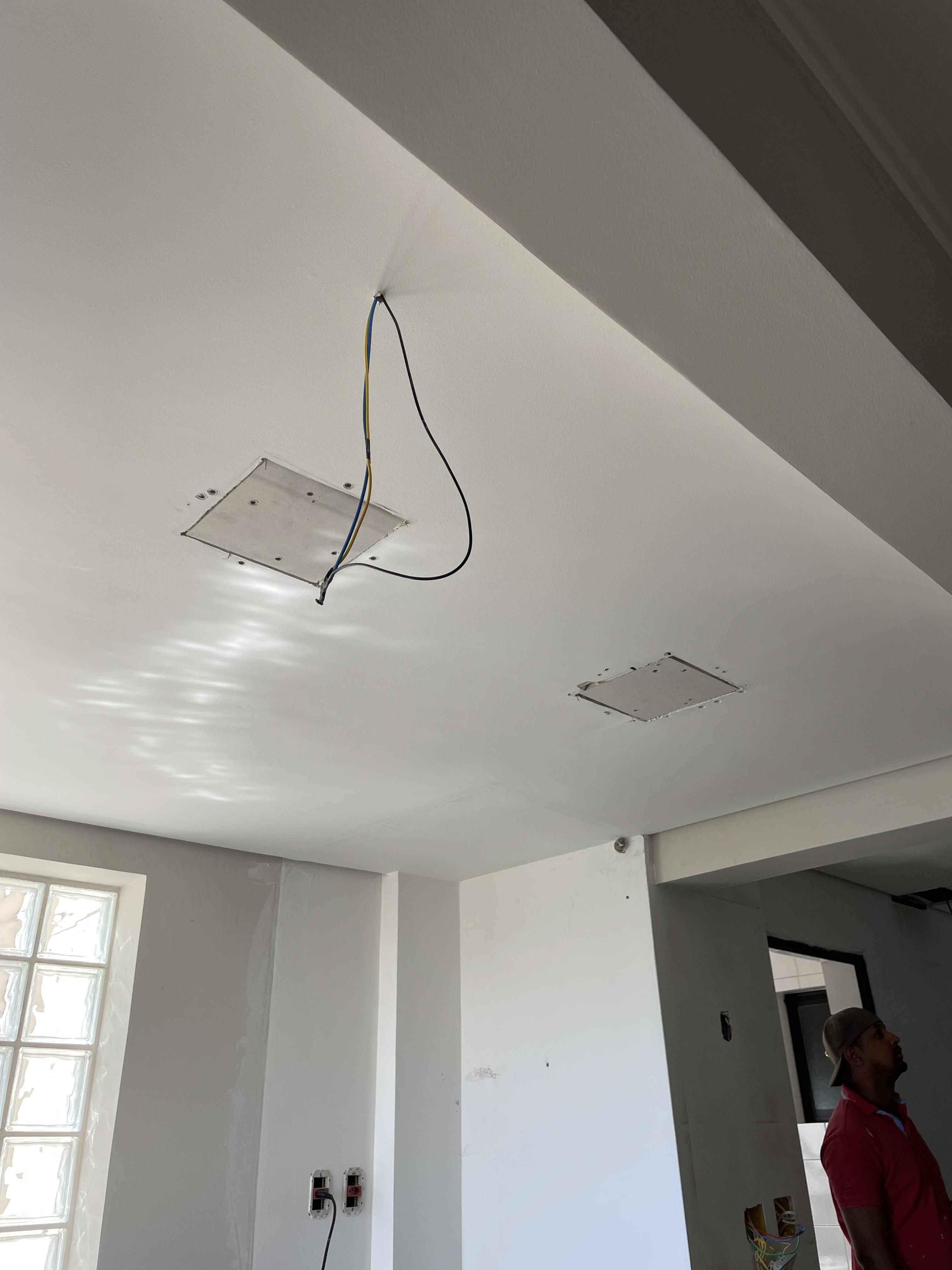 Pontos de iluminação antigos fechados na área entre cozinha e jantar / ponto da nova iluminação já passado