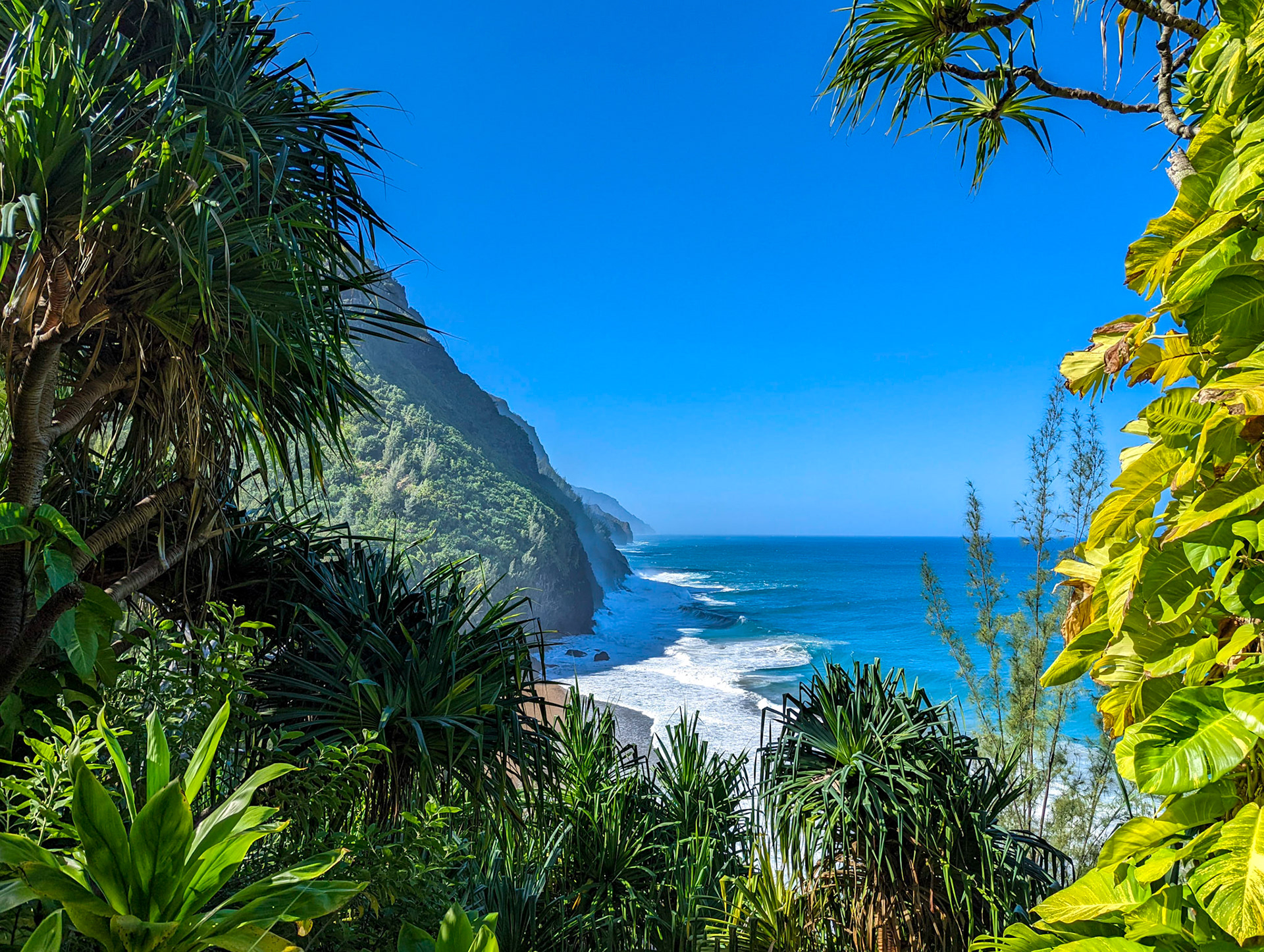 View of the Hanakapi'ai beach on the way to Hanakapi'ai falls trail