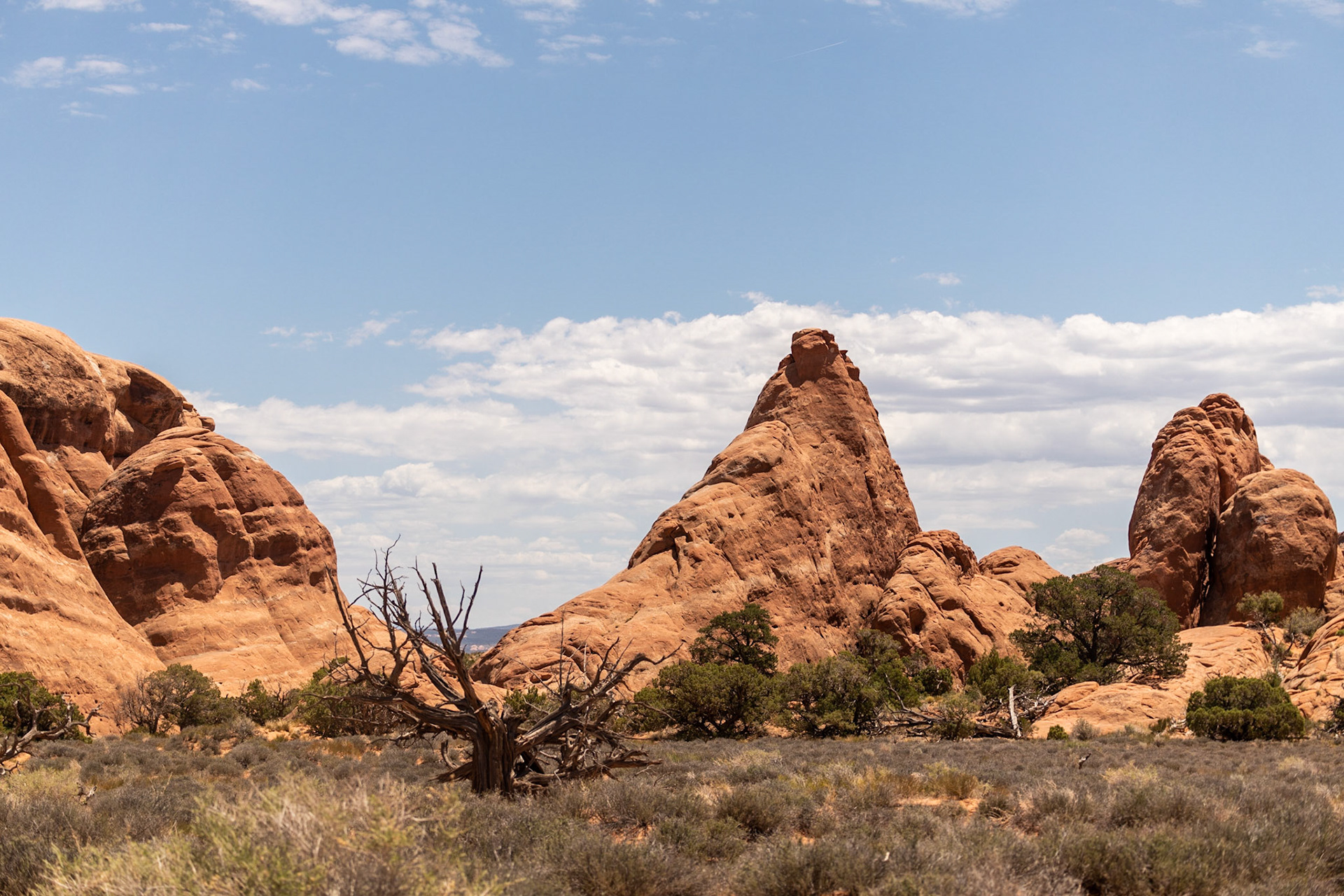 On the way from Skyline Arch trail