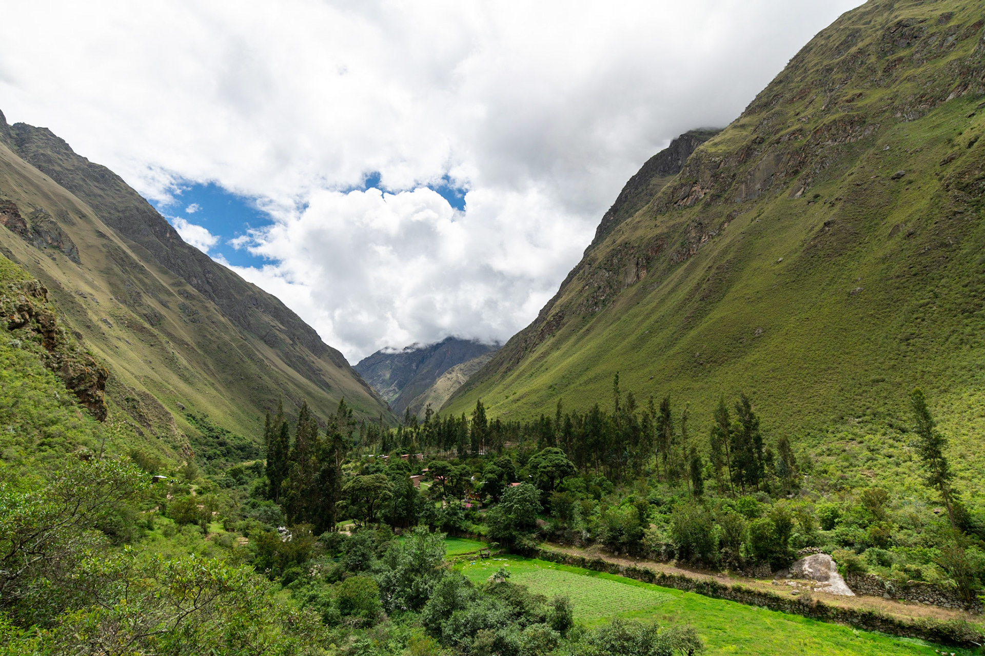 Andes mountain ranges (Classic Inca Trail Day 1)