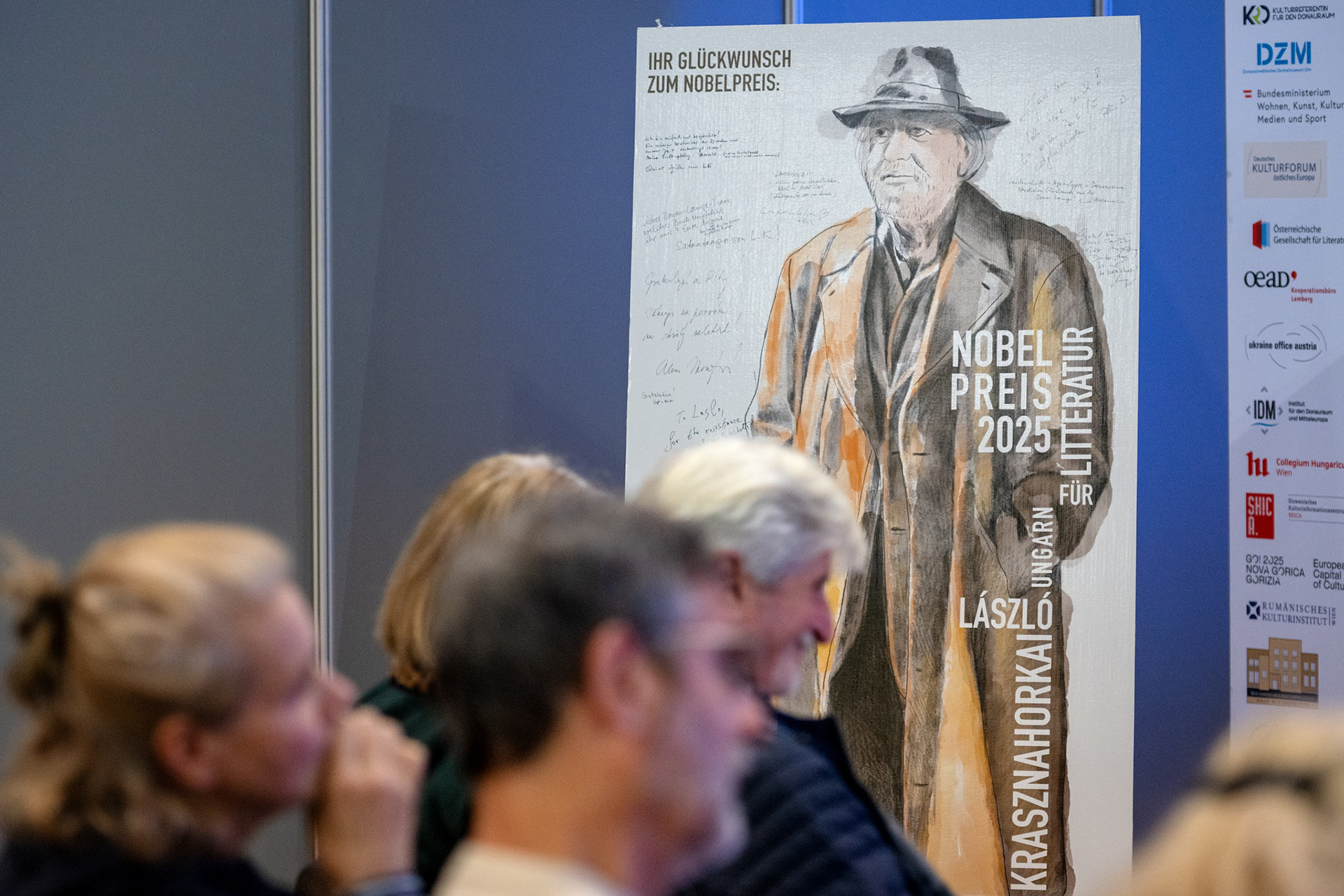 Krasznahorkai László figyeli a hallgatóságot – László Krasznahorkai keeping an eye on the audience