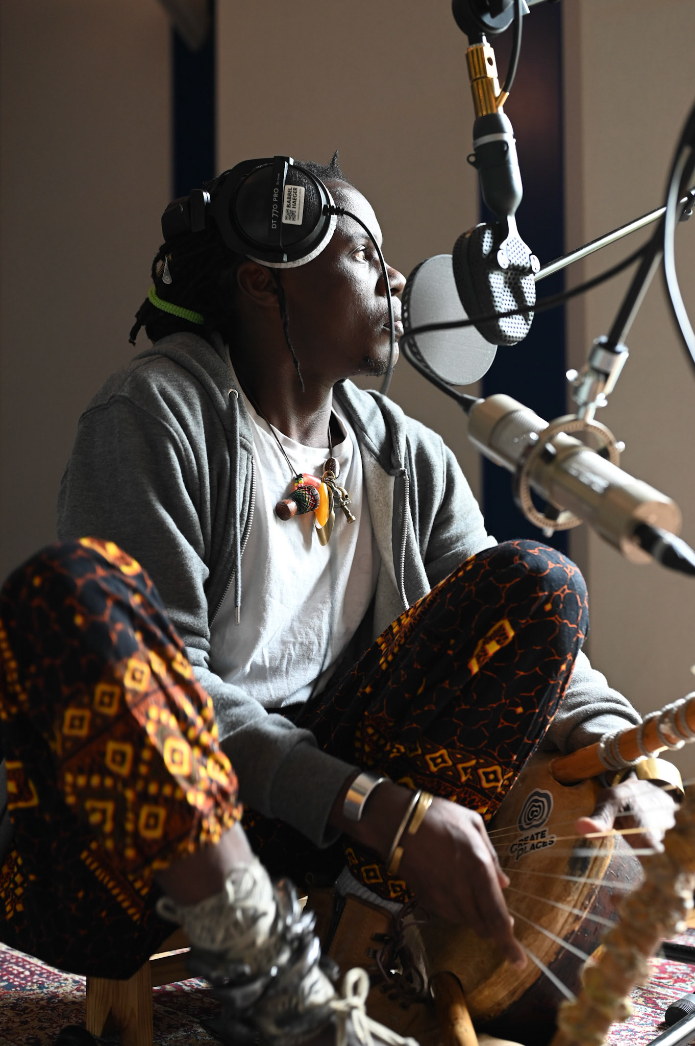 Composer and Nyatiti - player Rapasa / Copyright by Fabio Nettekoven