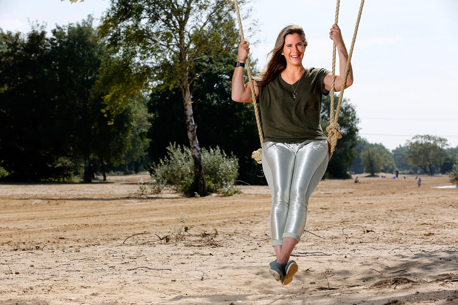 Pagina VROUW Almere, Astrid Spruit. Foto: Aldo Allessie Portret Astrid Spruit Astrid Spruit heeft long covid gehad en in die tijd moest haar man voor haar en de kinderen zorgen. Voor artikel over liefde in coronatijd. De man wil niet op de foto, dus graag een foto van Astrid alleen. Ze kan morgenochtend of donderdag na 11 uur, graag nog even bellen om def tijd af te spreken.