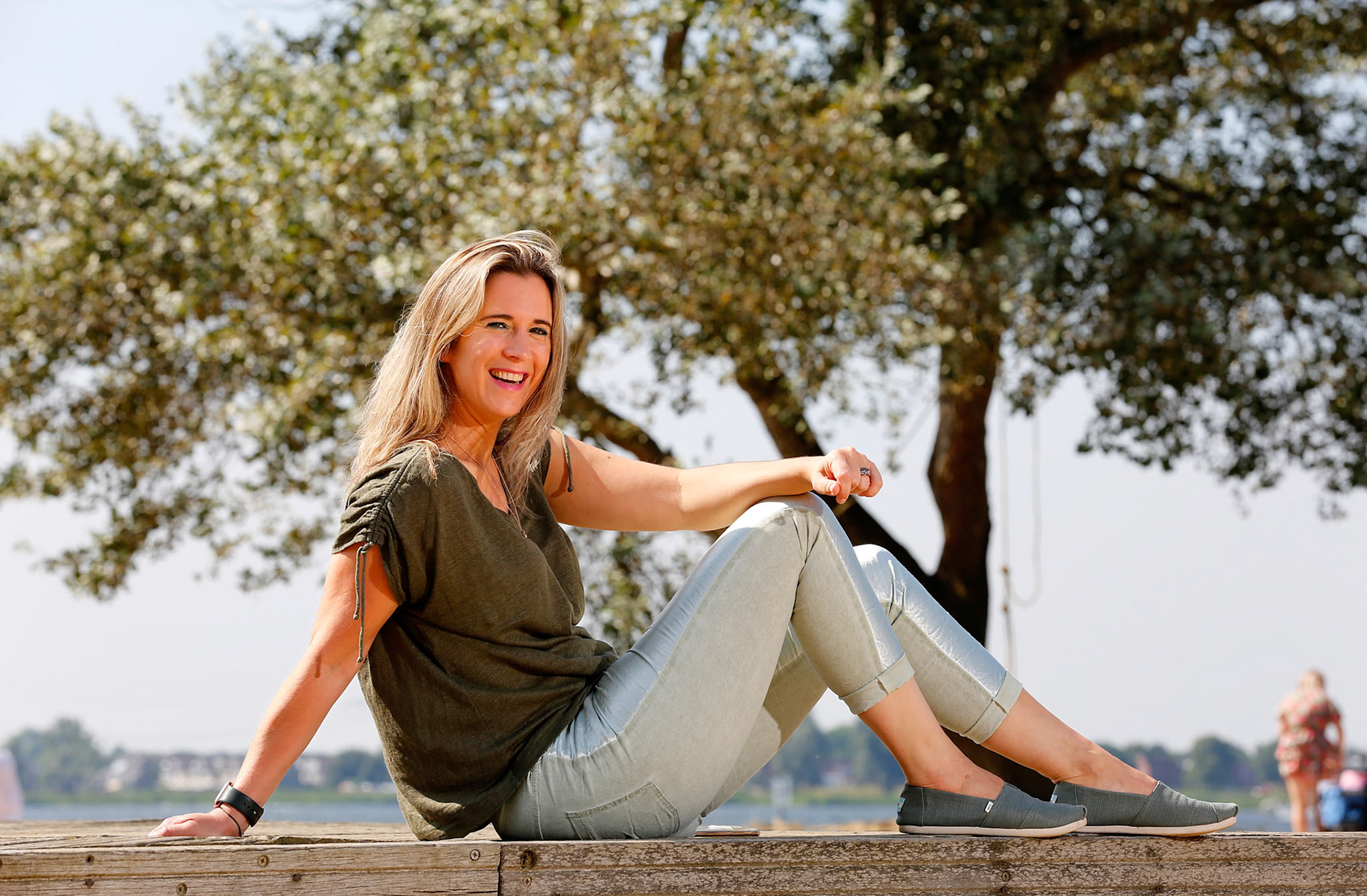 Pagina VROUW Almere, Astrid Spruit. Foto: Aldo Allessie Portret Astrid Spruit Astrid Spruit heeft long covid gehad en in die tijd moest haar man voor haar en de kinderen zorgen. Voor artikel over liefde in coronatijd. De man wil niet op de foto, dus graag een foto van Astrid alleen. Ze kan morgenochtend of donderdag na 11 uur, graag nog even bellen om def tijd af te spreken.