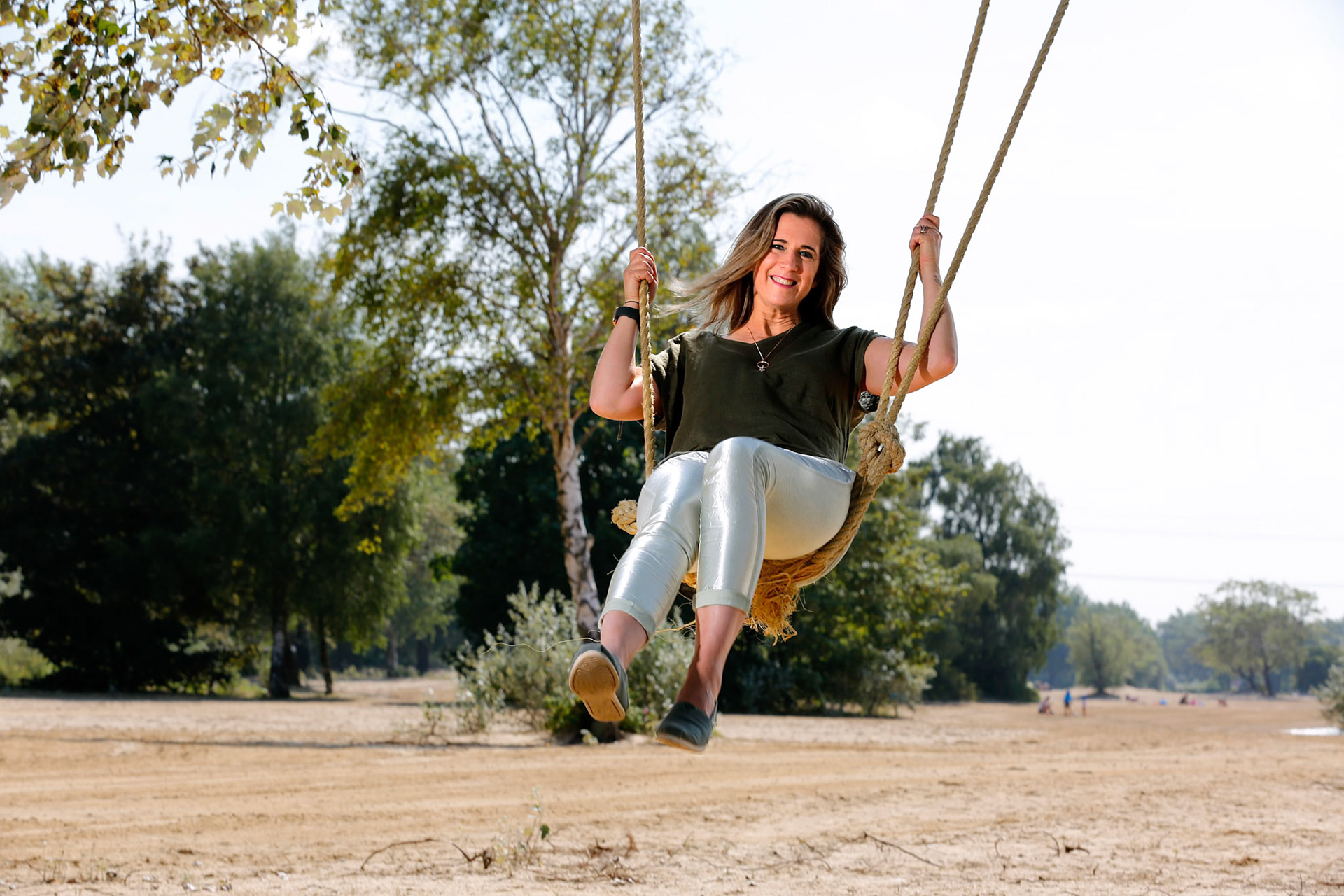 Pagina VROUW Almere, Astrid Spruit. Foto: Aldo Allessie Portret Astrid Spruit Astrid Spruit heeft long covid gehad en in die tijd moest haar man voor haar en de kinderen zorgen. Voor artikel over liefde in coronatijd. De man wil niet op de foto, dus graag een foto van Astrid alleen. Ze kan morgenochtend of donderdag na 11 uur, graag nog even bellen om def tijd af te spreken.