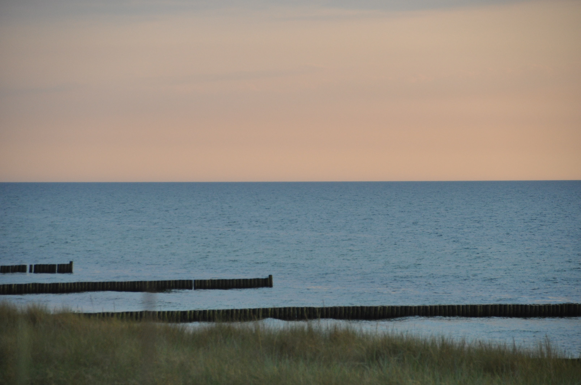 Buhnen in Ahrenshoop bei Sonnenuntergang