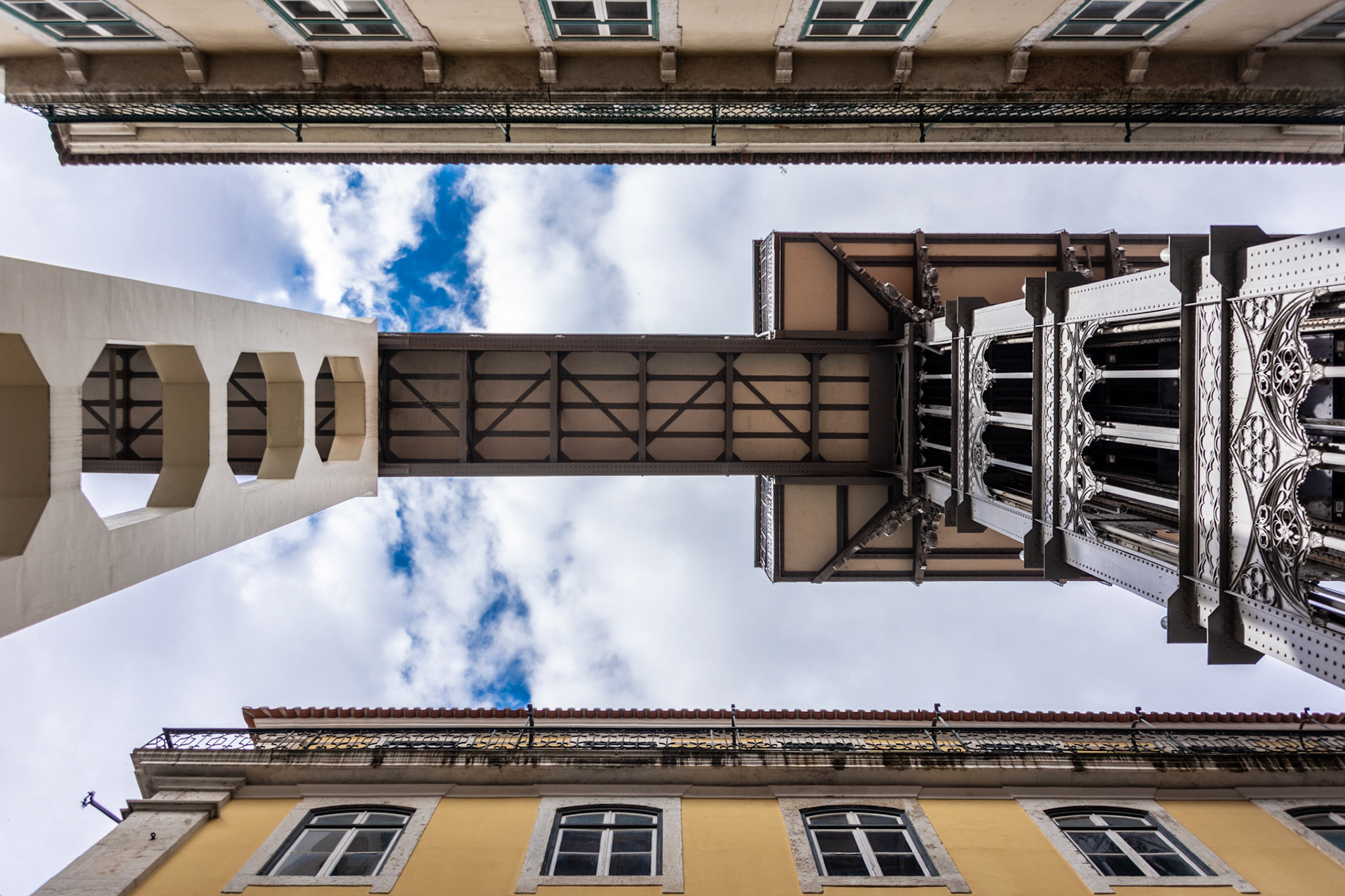 Elevador de Santa Justa von unten