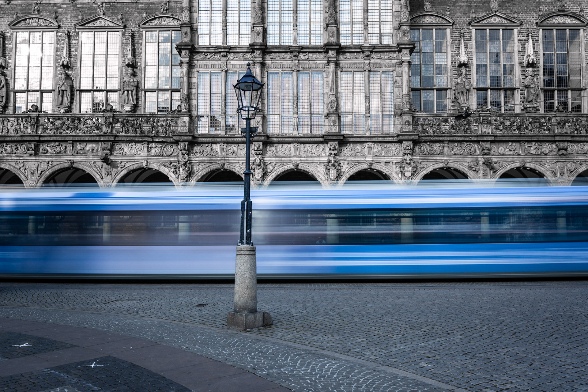 Bremer Rathaus mit Straßenbahn