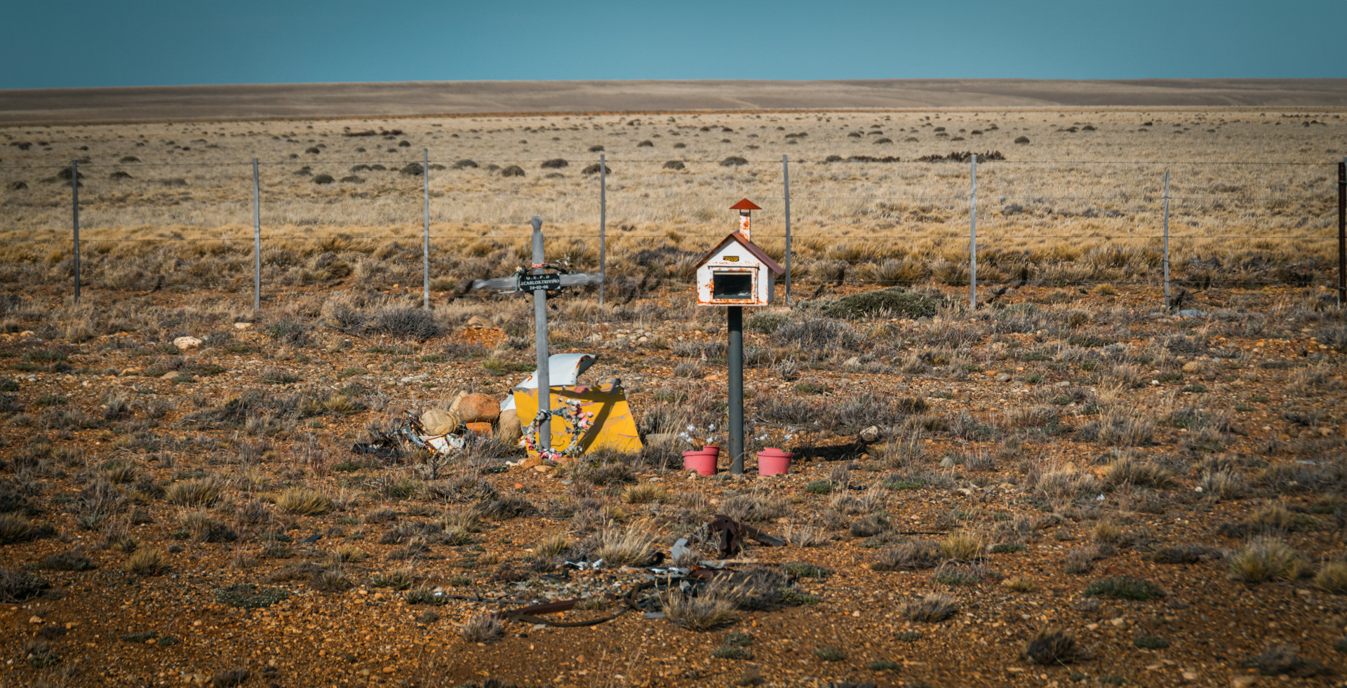 Patagonië, Argentinië - herinneringsmonumentje verkeersslachtoffer