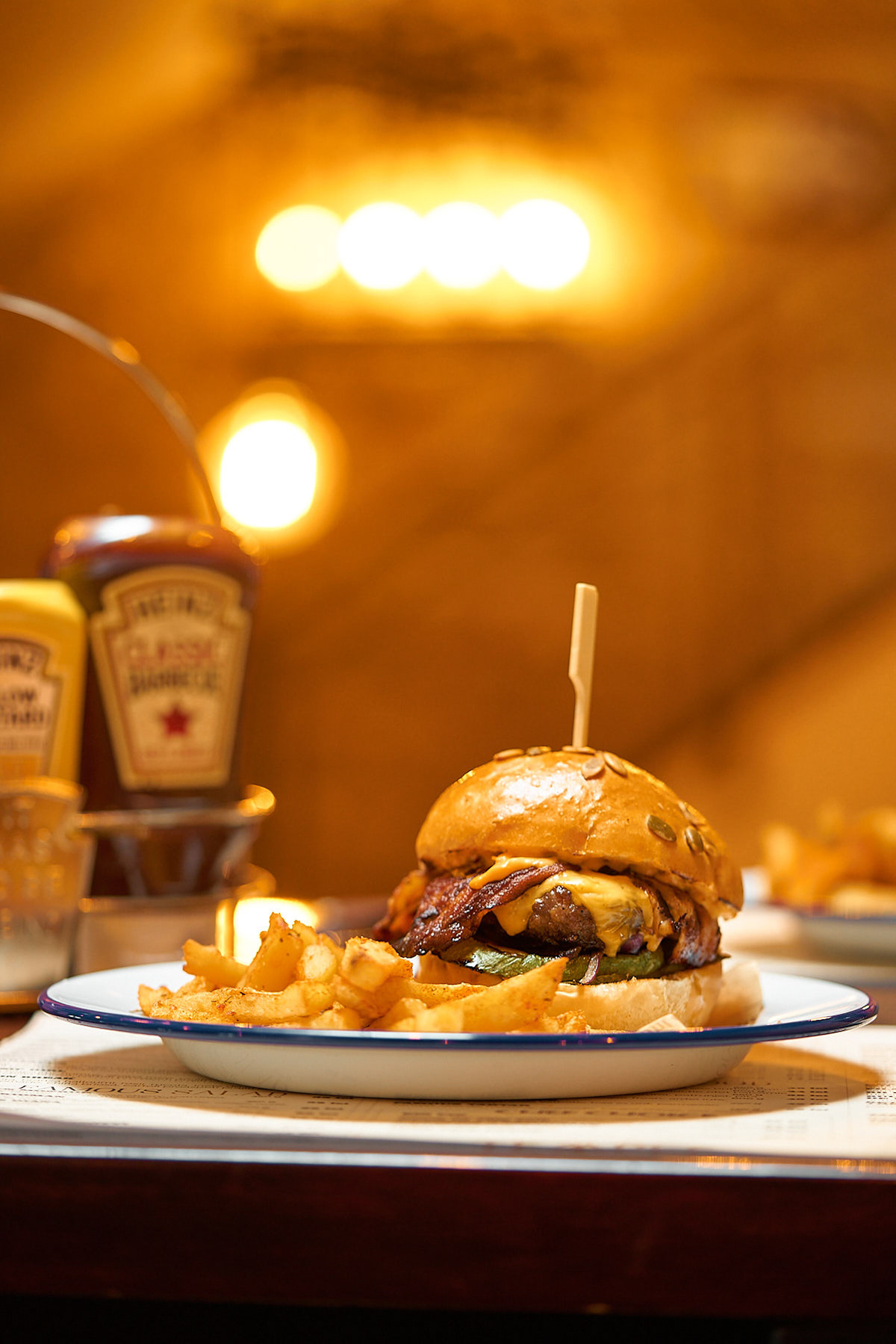 Burgger cu cartofi prajiti si sos Heintz