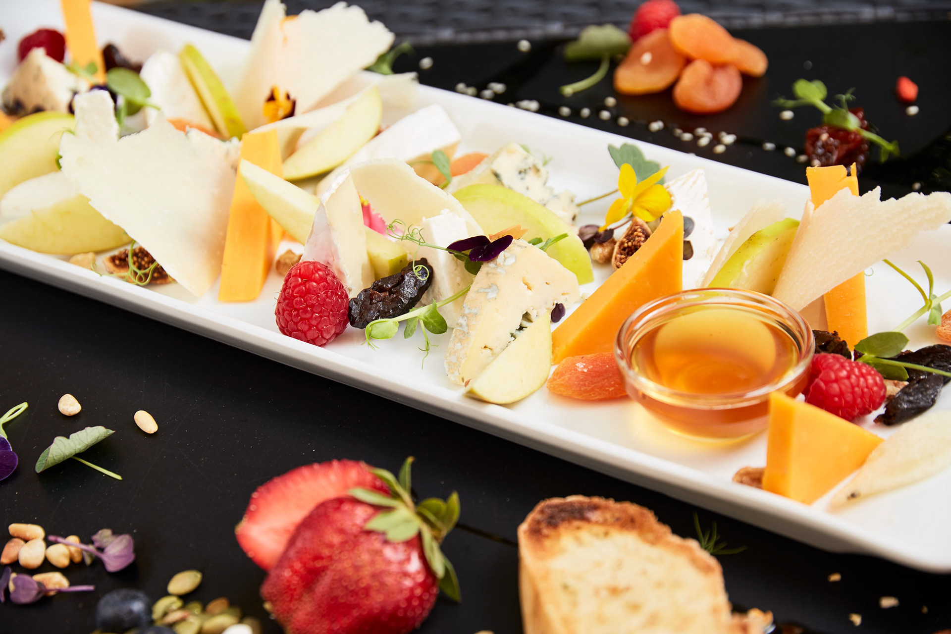 platou de branzeturi la Temple Pub