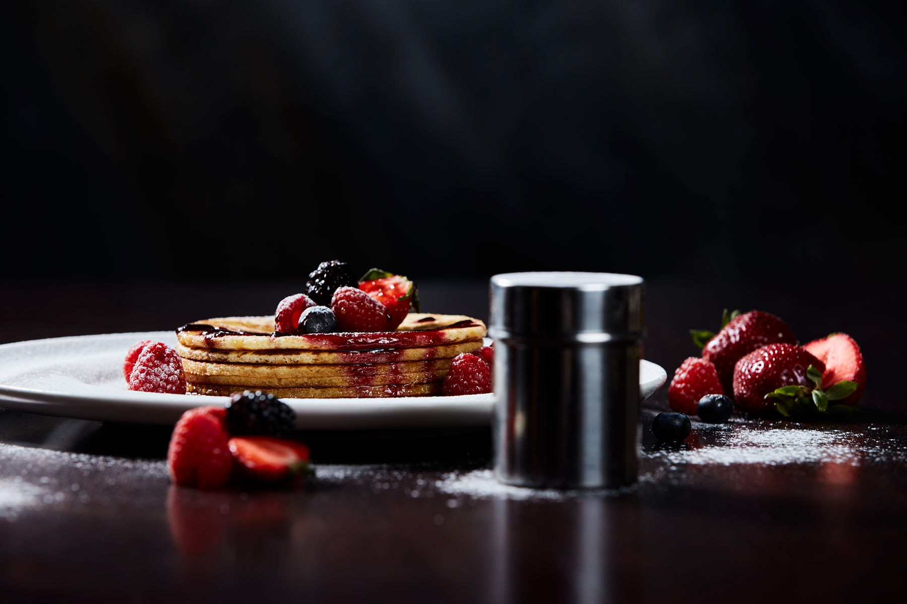 farfurie cu pancakes americane cu fructe