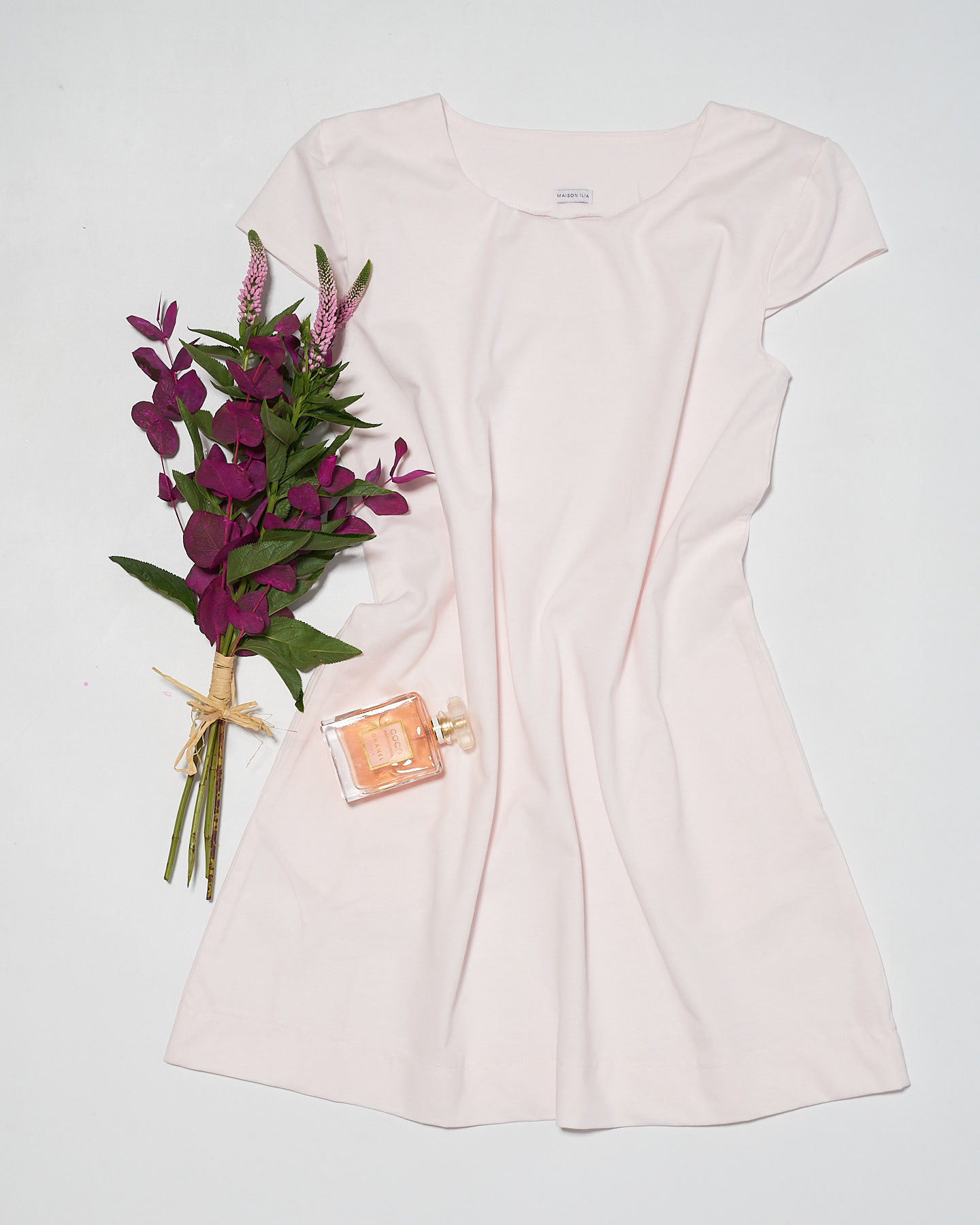 rochie roz pal si parfum flat lay