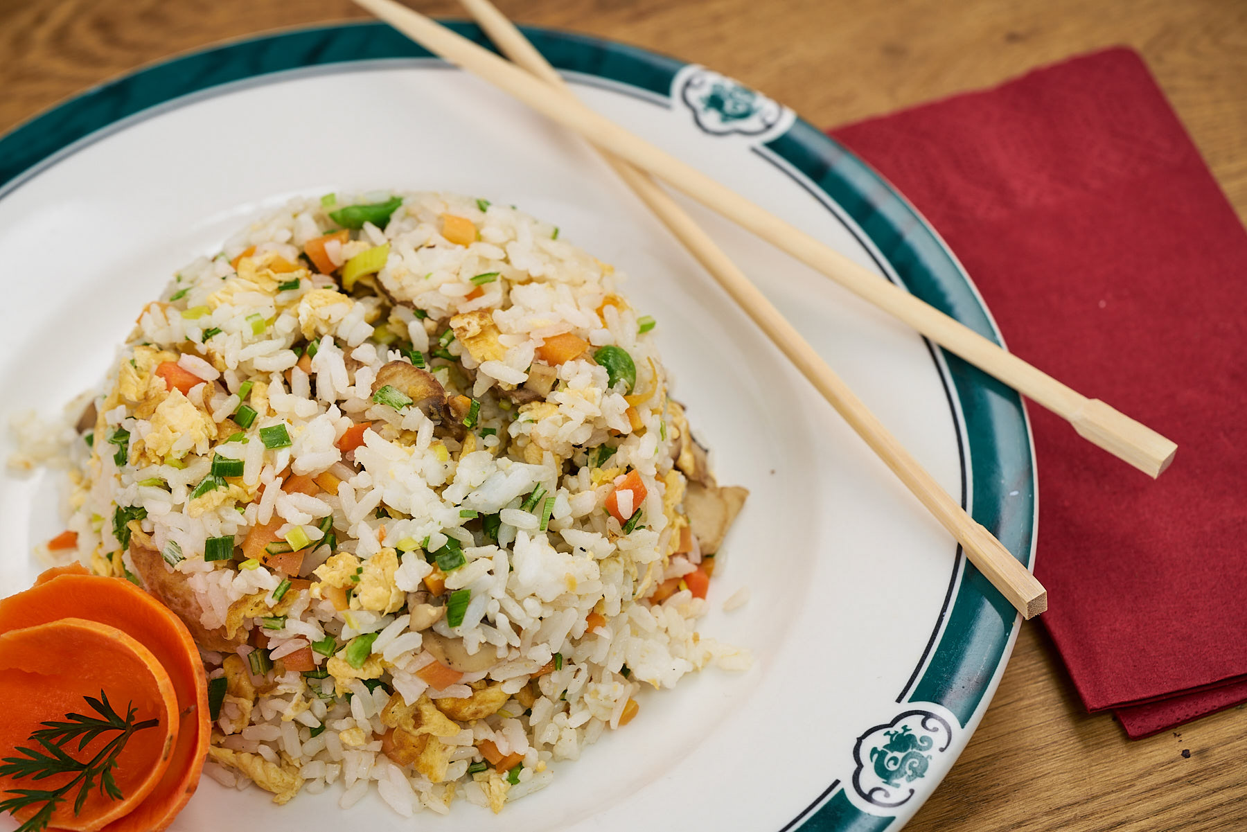 Orez chinezesc cu legume si ou