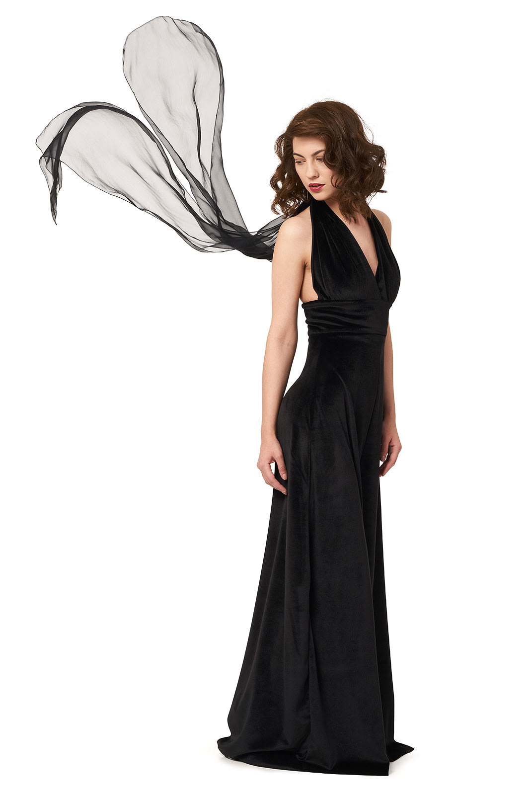 rochie neagra cu aripi fotografiata pe alb