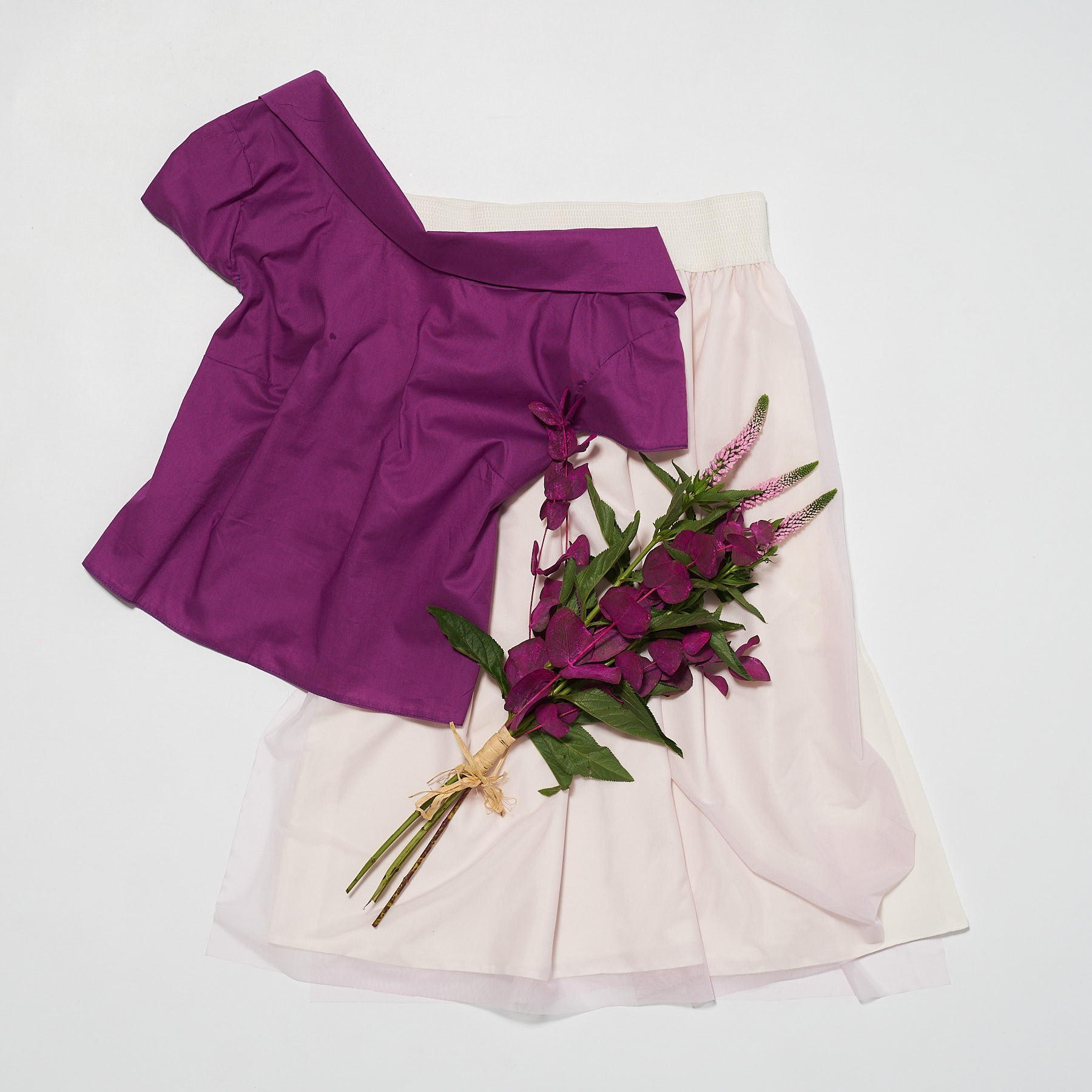 flat lay Dacia 24 cu bluza si fusta