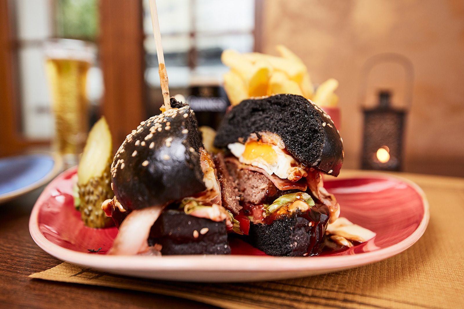 sectiune in burgger de vita cu cou si chifla neagra