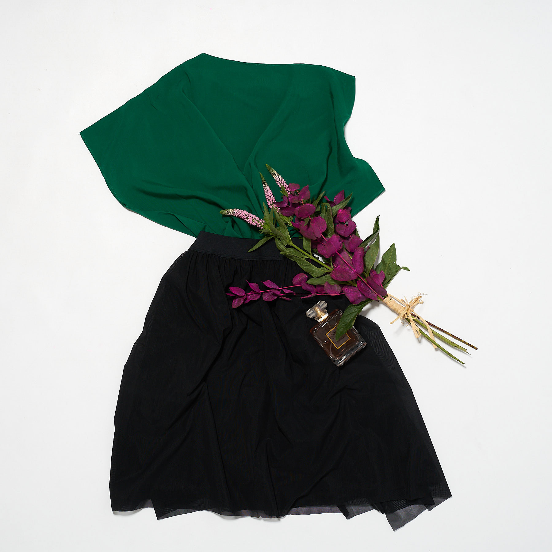 still live cu bluza verde si fusta neagra flat lay