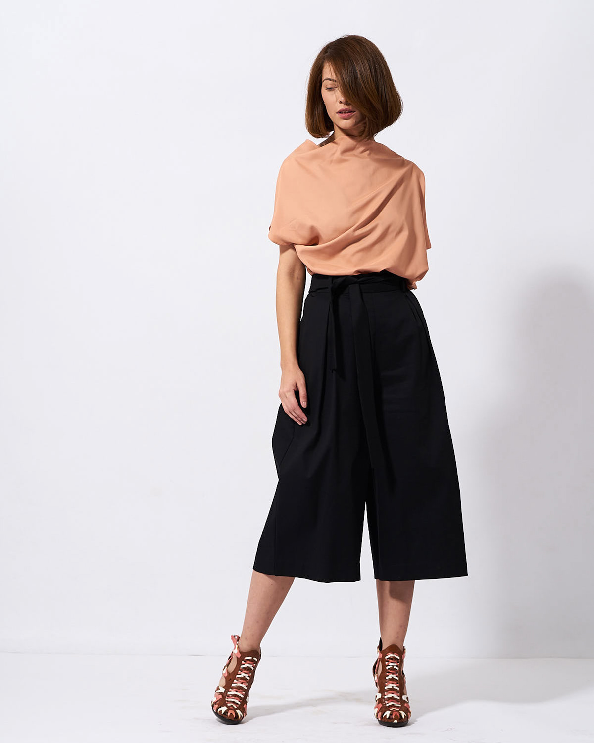 pantalon negru si bluza crem