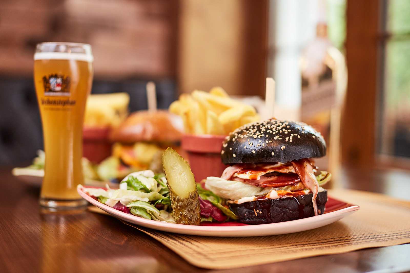 Burgeri cu chifla neagra cu susan si baicon